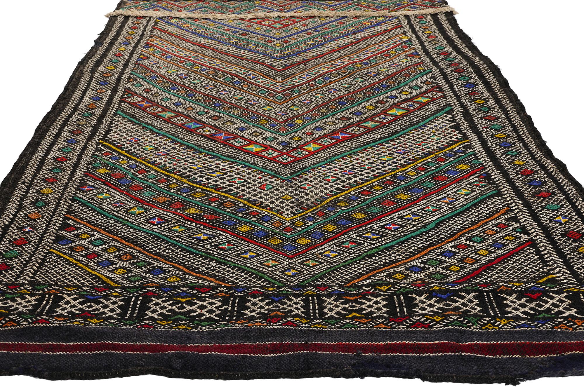 21847 Vintage Zemmour Marokkanischer Kilim-Teppich, 03'09 x 20'01. Dieser extralange, handgewebte marokkanische Kelimteppich ist ein Meisterwerk, das von den geschickten Kunsthandwerkern des Zemmour-Stammes im Mittleren Atlasgebirge in Marokko