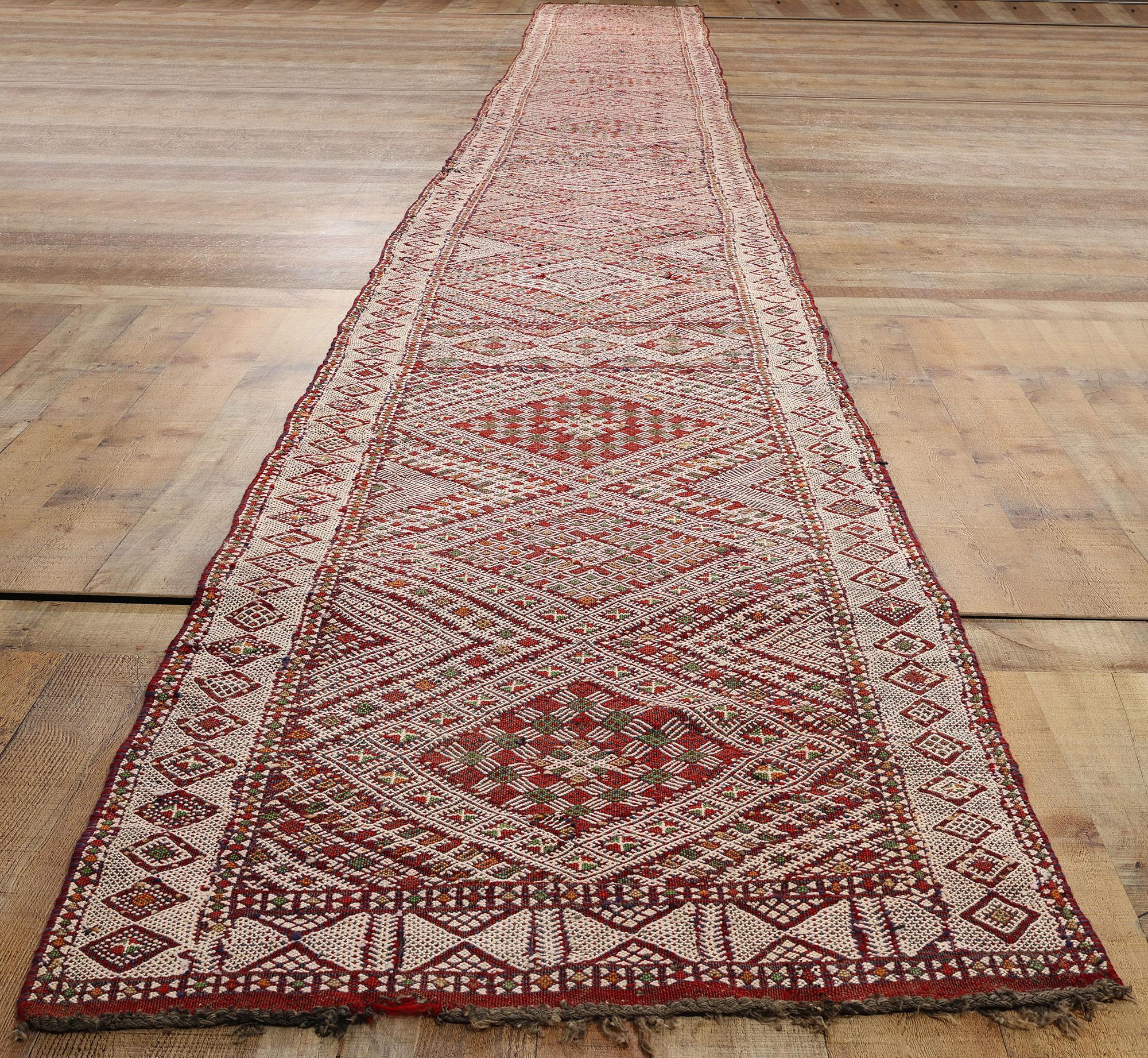 Midcentury Bohemian Vintage Moroccan Zemmour Kilim Berber Rug, 02'09 x 23'10 In Good Condition For Sale In Dallas, TX
