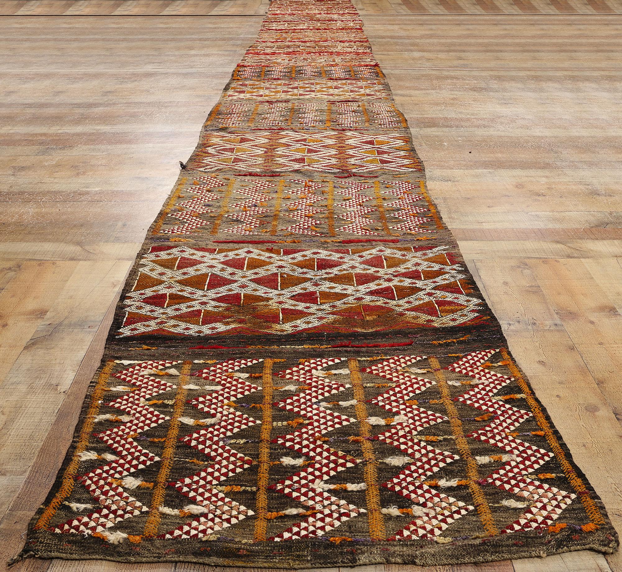 Midcentury Bohemian Vintage Moroccan Zemmour Kilim Berber Rug, 02'07 x 23'02 In Good Condition For Sale In Dallas, TX