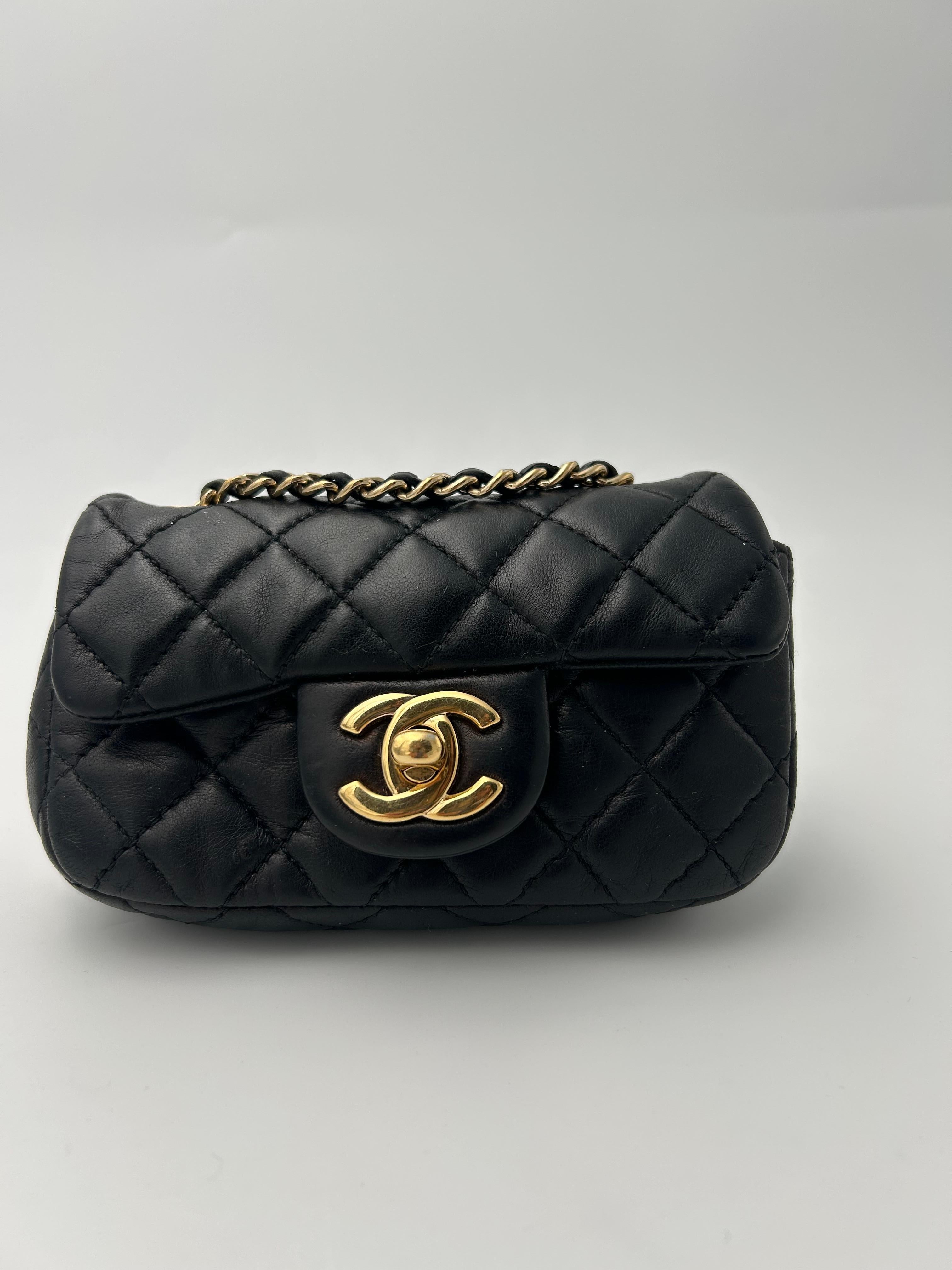 Borsa Chanel nera extra mini con patta.
Ambita icona in miniatura, questa borsa Chanel Mini Classic Flap vintage incarna l'eleganza parigina senza tempo. Realizzata in lussuosa pelle d'agnello nera con l'inconfondibile trapuntatura a rombi della