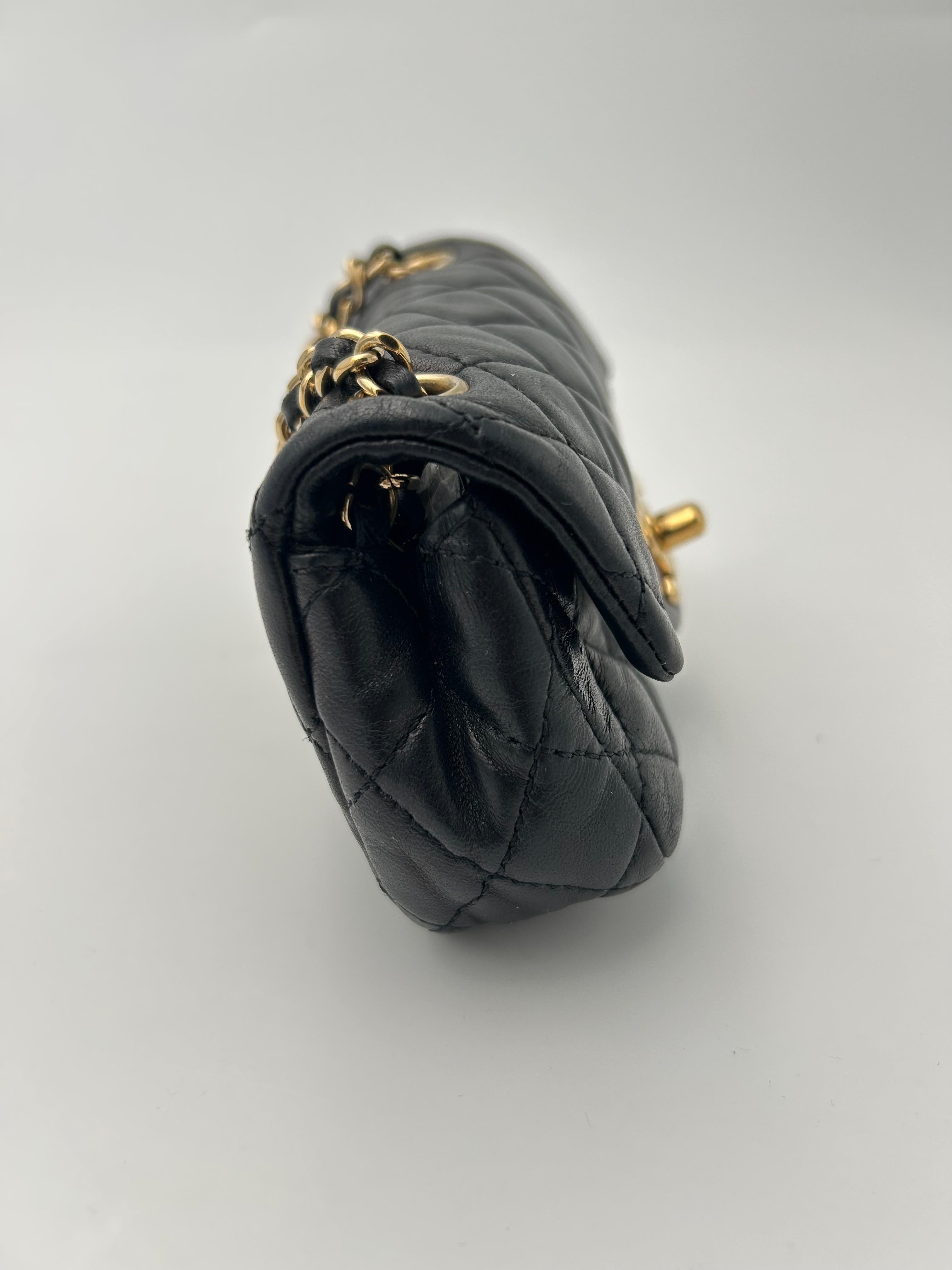 Borsa Chanel extra mini con patta nera In condizioni discrete in vendita a Palm Beach, FL