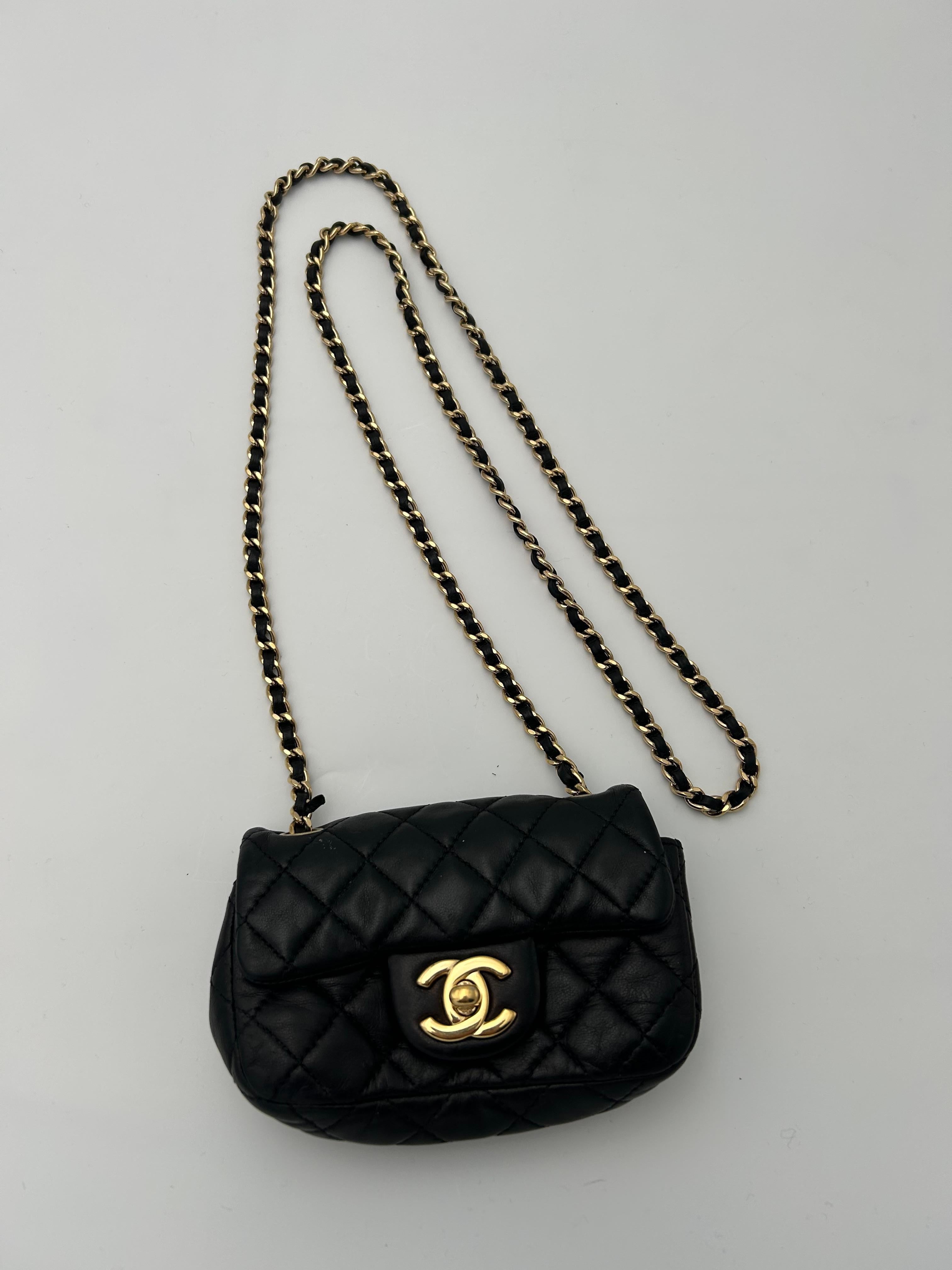 da uomo o donna Borsa Chanel extra mini con patta nera in vendita