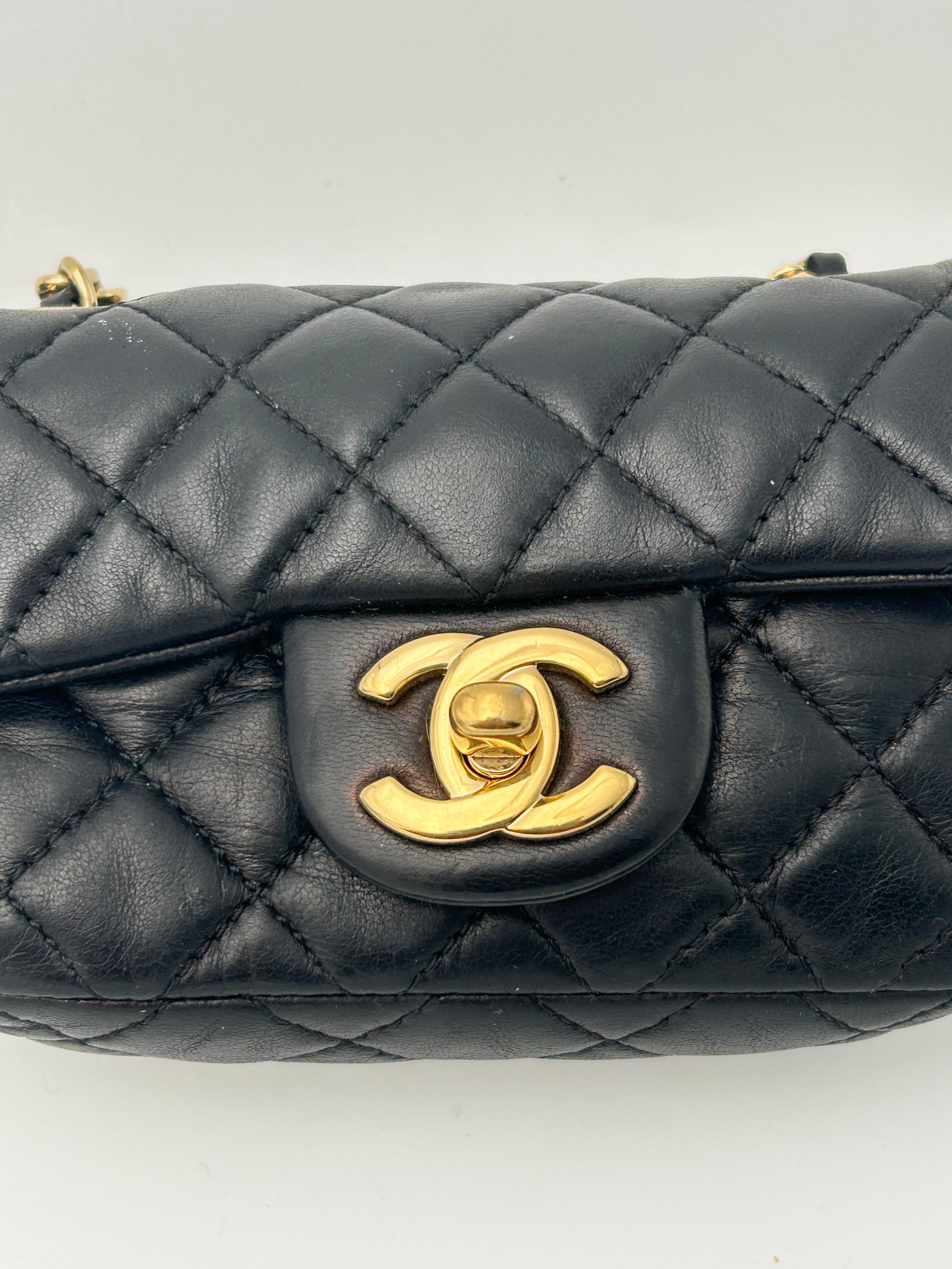 Borsa Chanel extra mini con patta nera in vendita 3