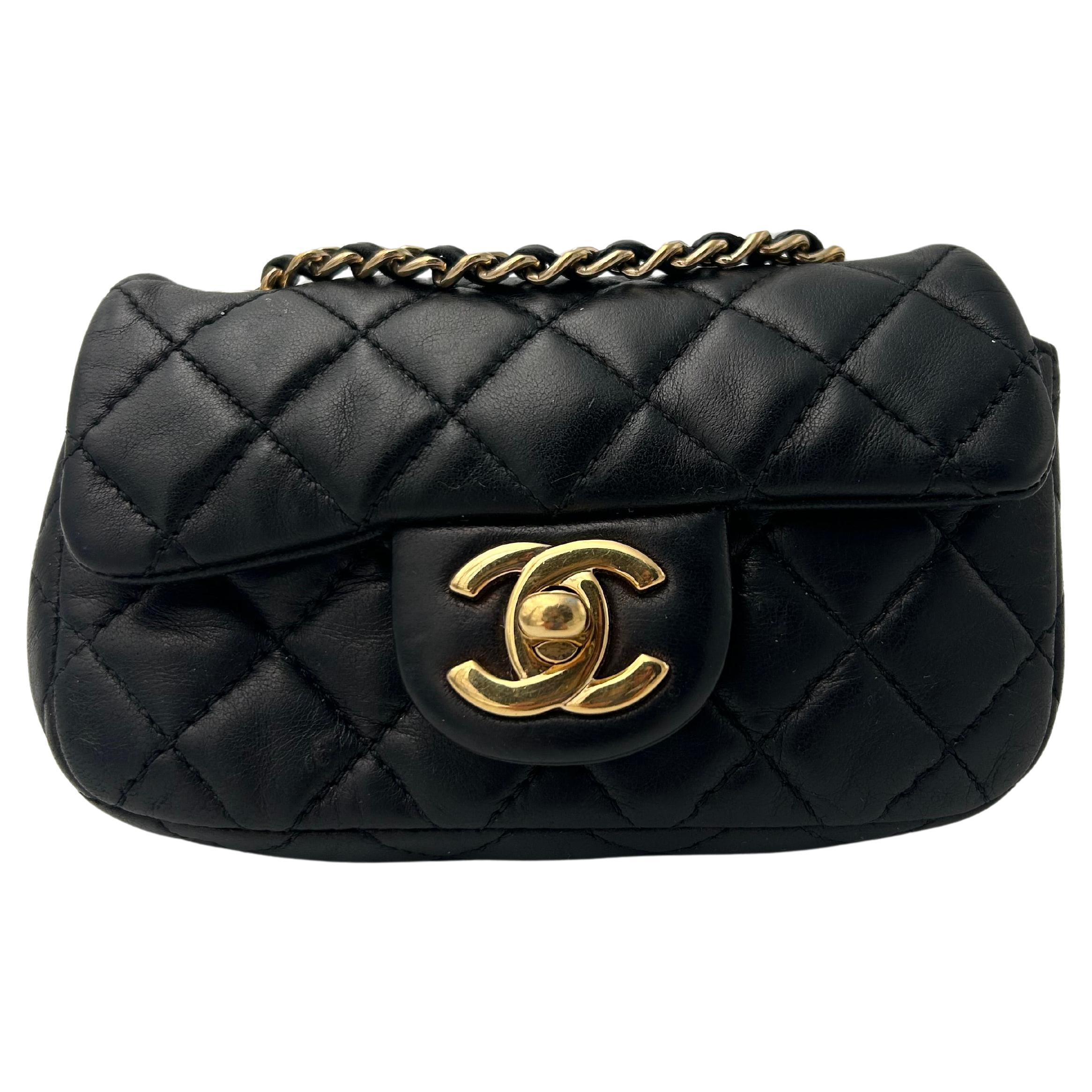 Borsa Chanel extra mini con patta nera in vendita