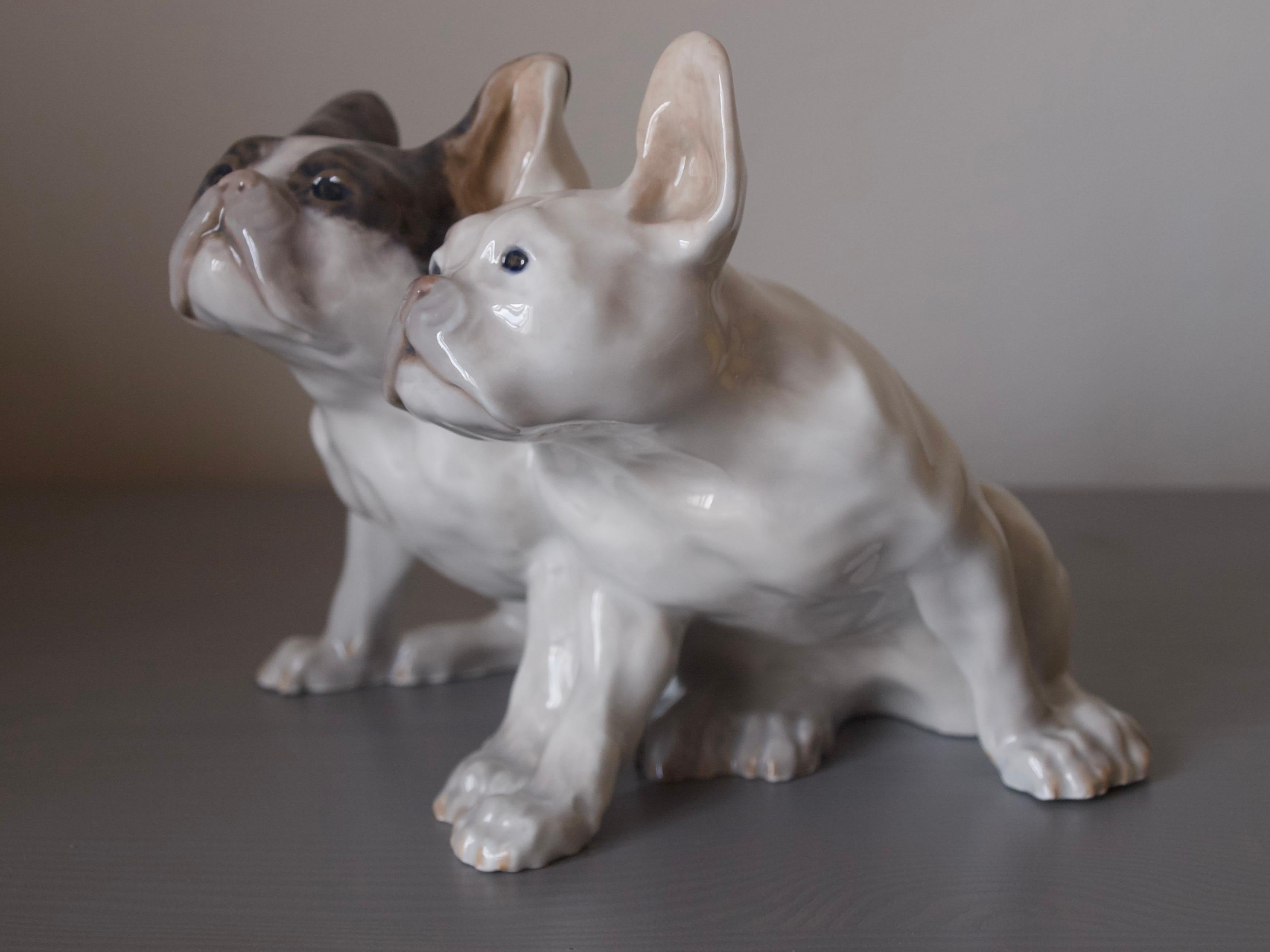 Extra rare // Figurine en porcelaine Royal Copenhagen French Bulldogs // Knud Kyhn Bon état à Budapest, HU