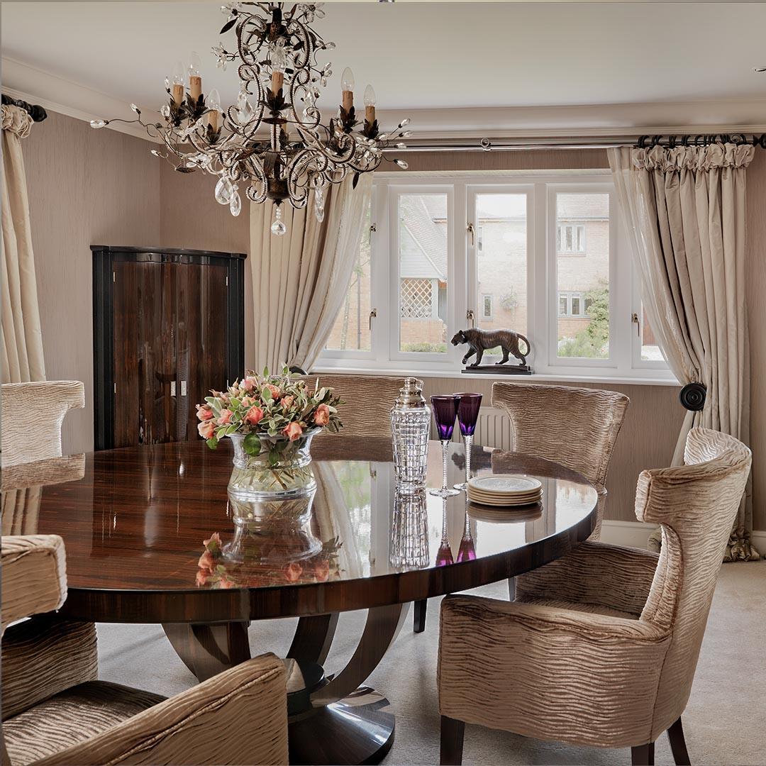 Laissez-vous séduire par la grâce séduisante de cette superbe table de salle à manger, qui offre le nec plus ultra en matière de salle à manger sophistiquée. Inspirée par Émile-Jacques Ruhlmann, de la période glamour de l'Art déco des années 1930,