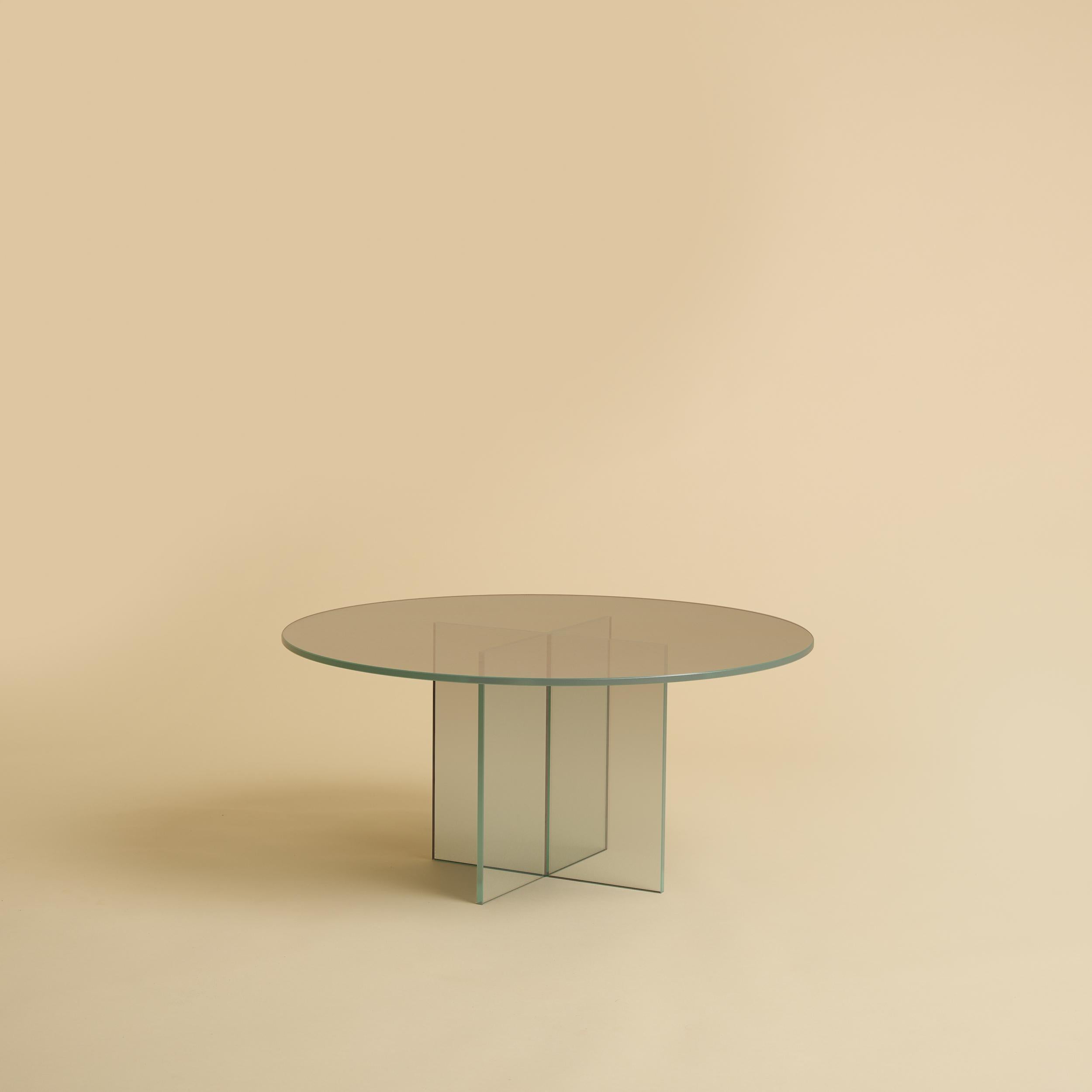 La table basse Aka est entièrement réalisée en verre extra blanc. Le sommet est circulaire et mesure 60 cm de diamètre, tandis que la base est obtenue en collant des dalles légèrement biseautées de 8 mm d'épaisseur.
Table basse en verre fumé gris