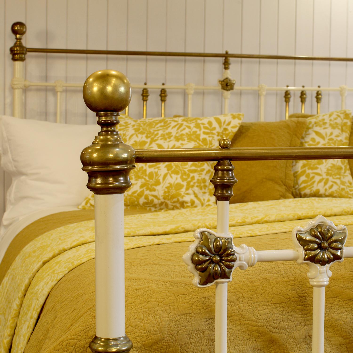 Cast Extra Wide Brass and Iron Antique Bed in Cream with Brass Ring Decoration, MSK91 For Sale