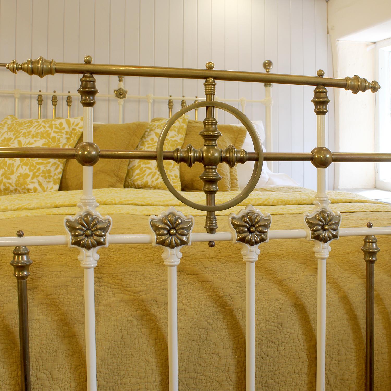 Extra Wide Brass and Iron Antique Bed in Cream with Brass Ring Decoration, MSK91 In Good Condition For Sale In Wrexham, GB