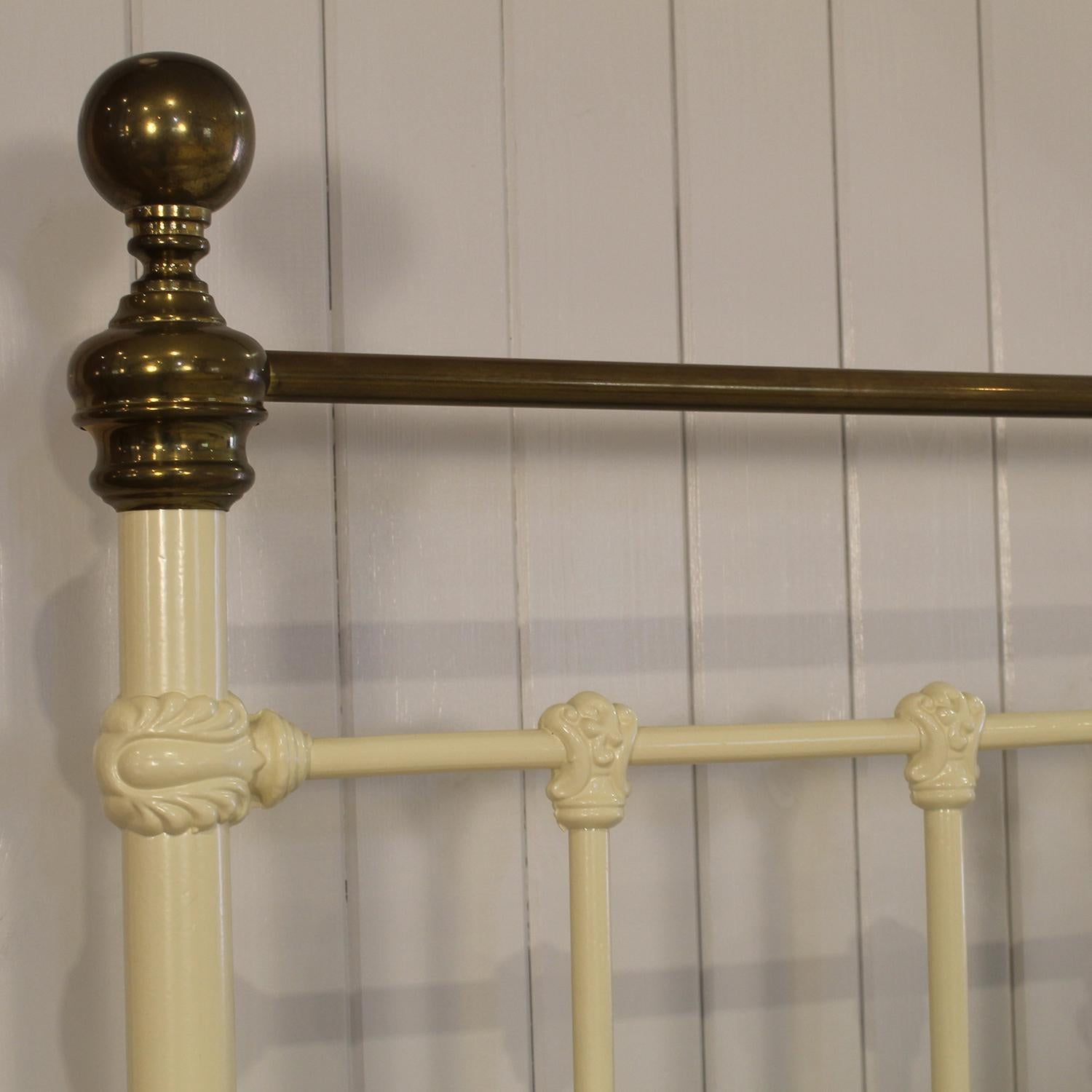 Extra Wide Brass and Iron Antique Bed in Cream with Brass Ring Decoration, MSK91 For Sale 1