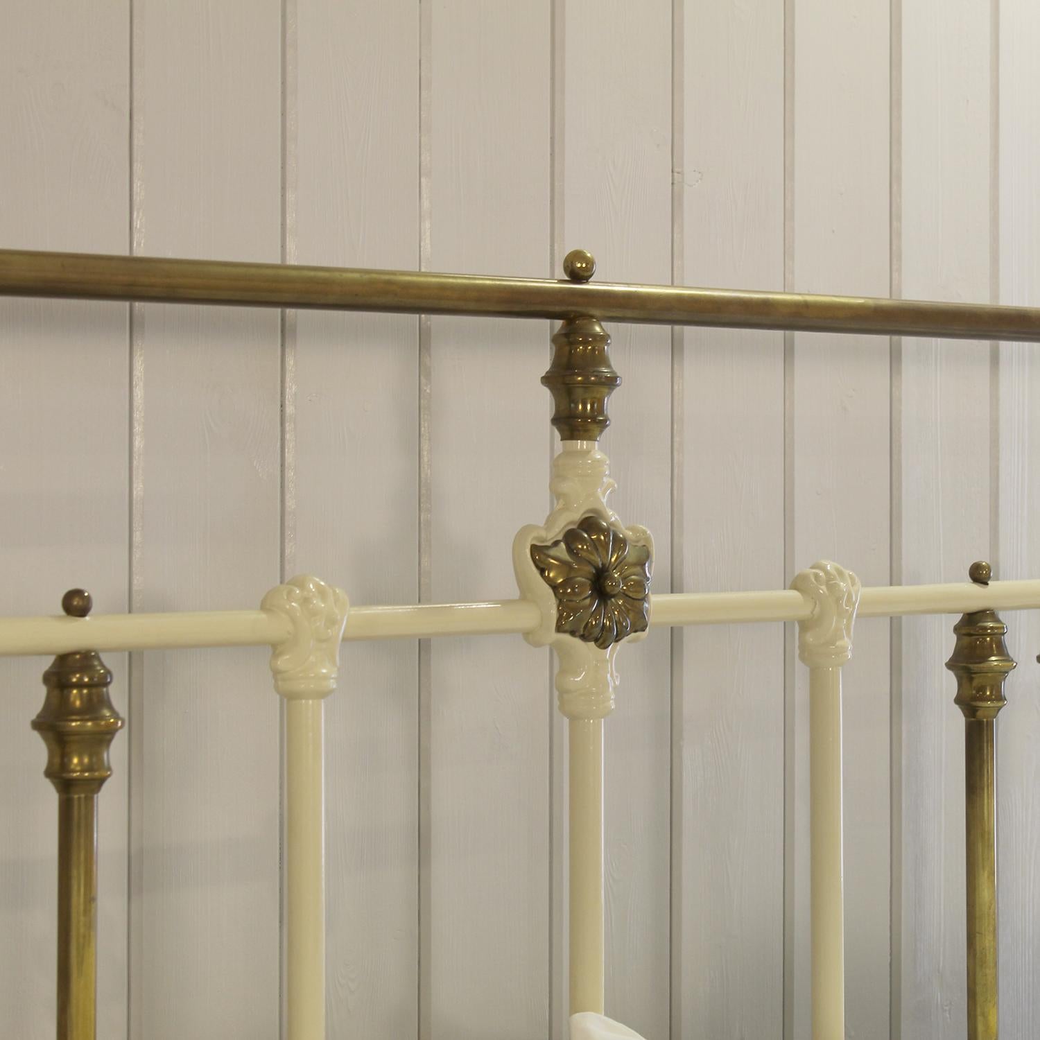 Extra Wide Brass and Iron Antique Bed in Cream with Brass Ring Decoration, MSK91 For Sale 2
