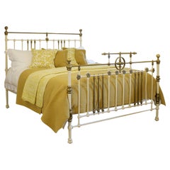 Letto antico extra largo in ottone e ferro color crema con decorazione ad anello in ottone, MSK91