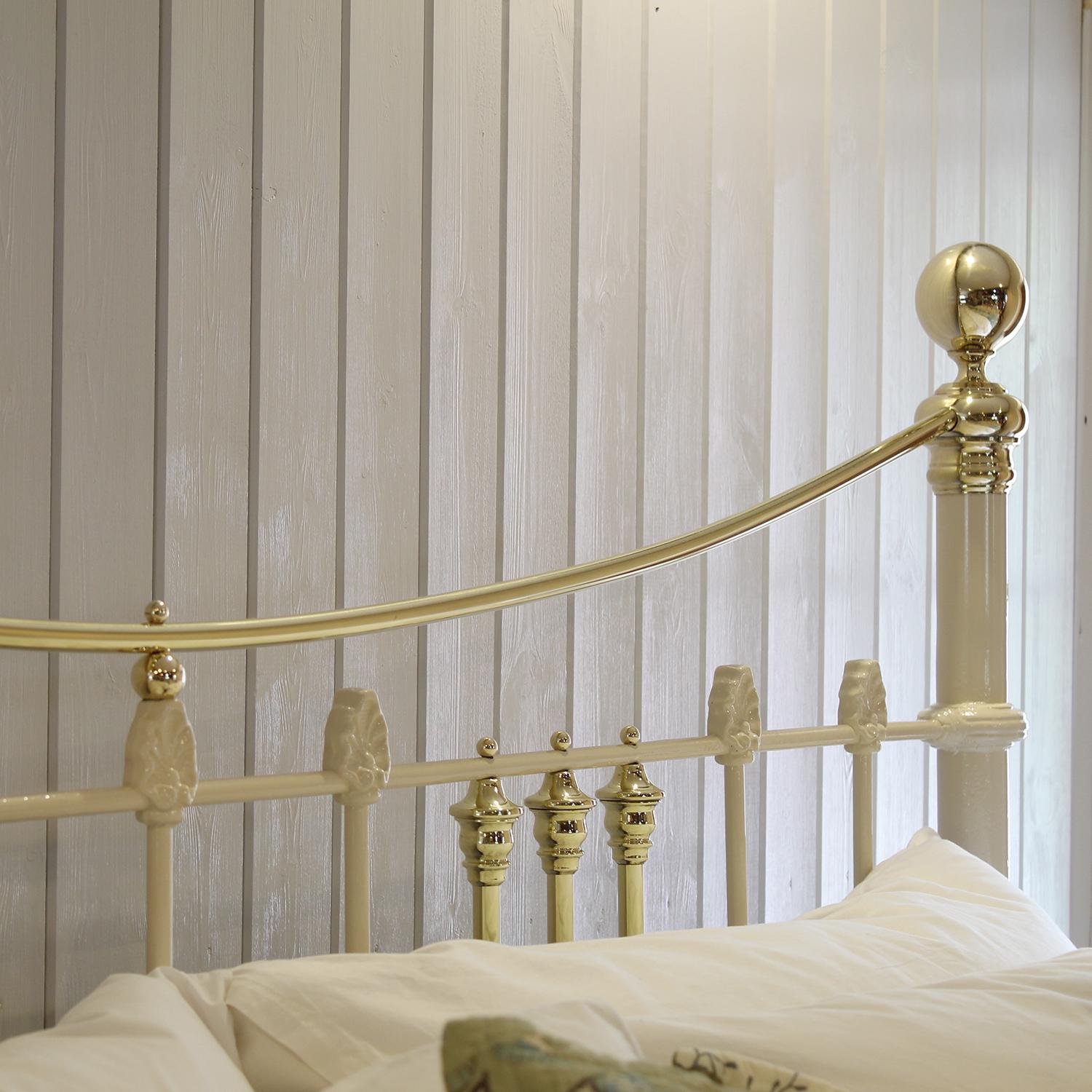 Extra Wide Brass and Iron Antique Bed in Cream with Curved Brass Top Rails MSK92 For Sale 4