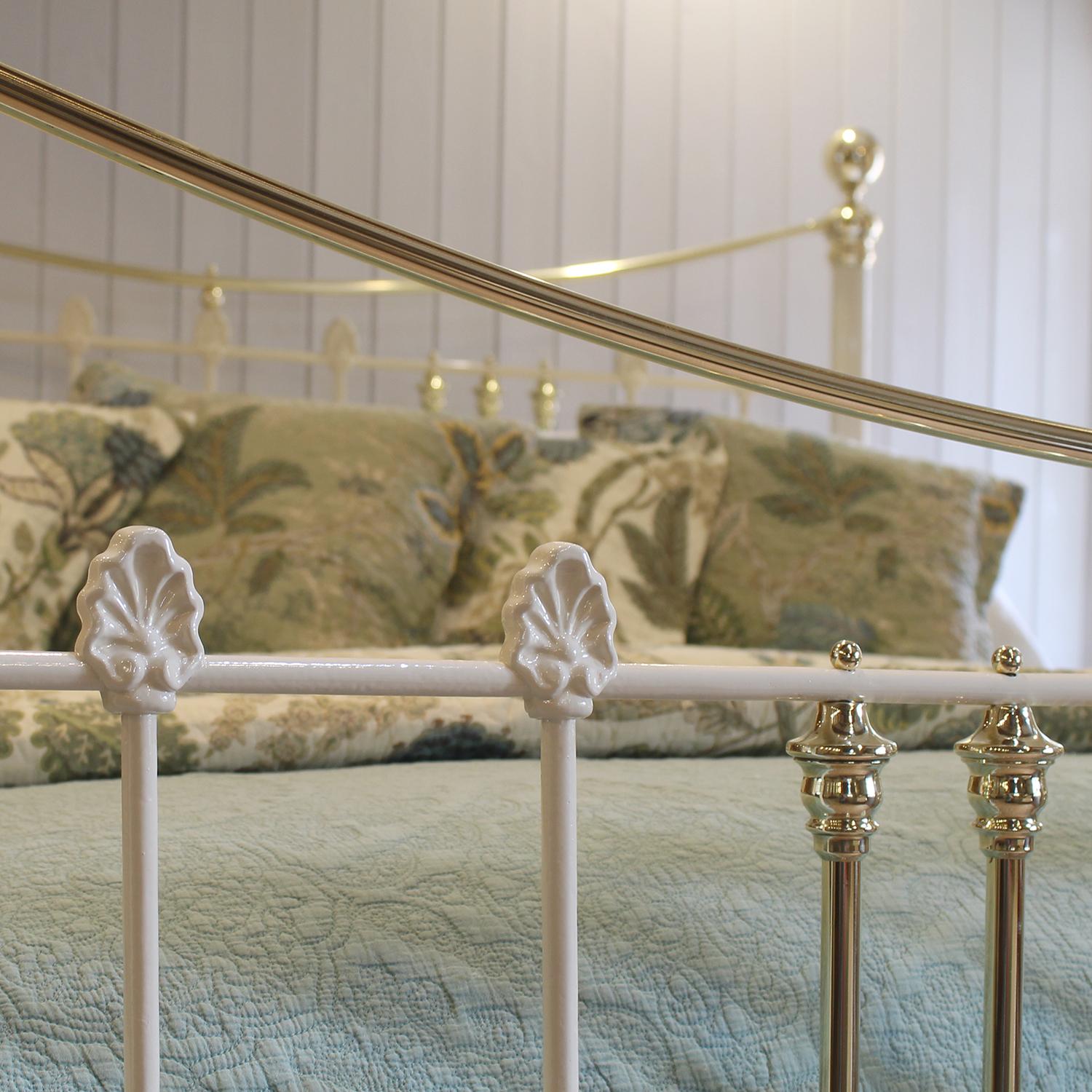 Extra Wide Brass and Iron Antique Bed in Cream with Curved Brass Top Rails MSK92 In Excellent Condition For Sale In Wrexham, GB
