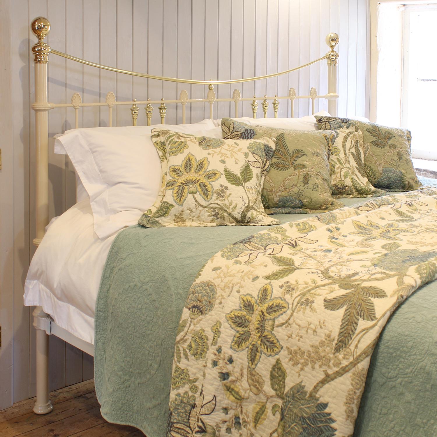 Extra Wide Brass and Iron Antique Bed in Cream with Curved Brass Top Rails MSK92 For Sale 3