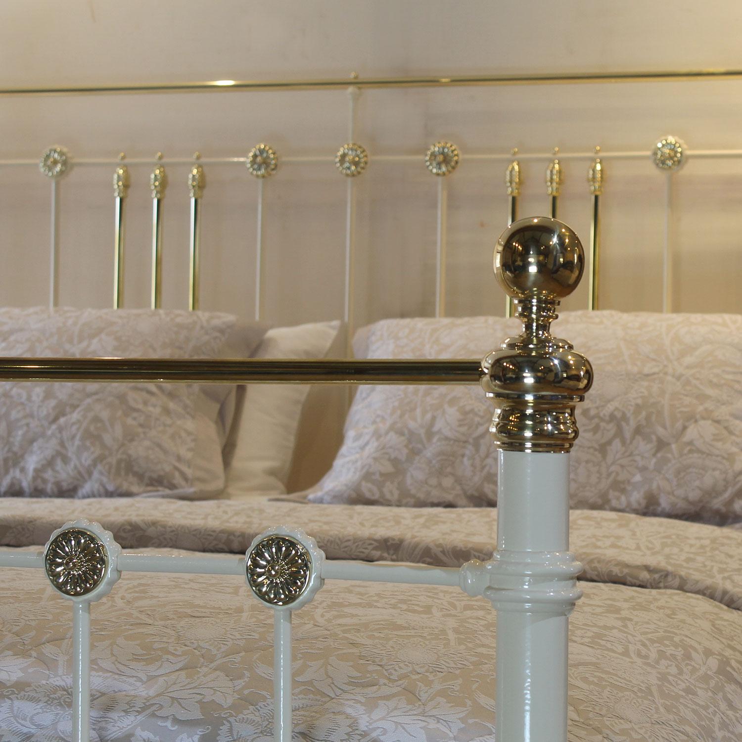 British Extra Wide Brass and Iron Antique Bed in Cream with Rosette Decoration, MSK81 For Sale