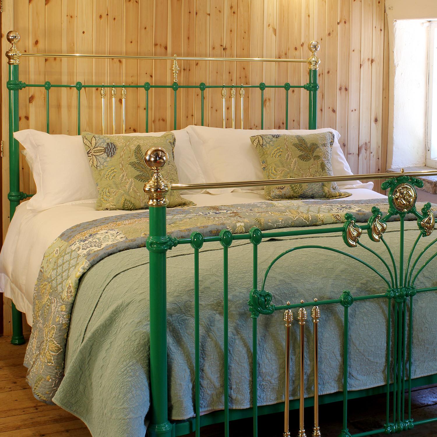Art nouveau Lit antique extra-large en laiton et en fer, vert avec design Artful Greene, MSK90 en vente