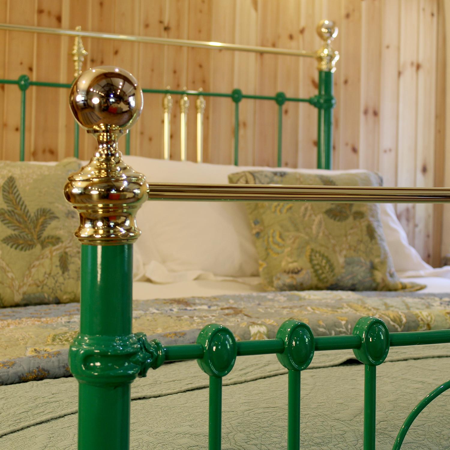Britannique Lit antique extra-large en laiton et en fer, vert avec design Artful Greene, MSK90 en vente