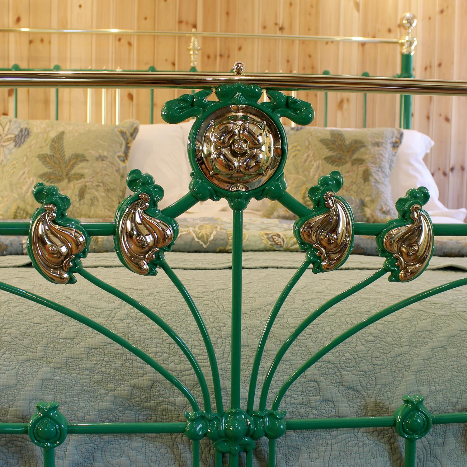 Moulage Lit antique extra-large en laiton et en fer, vert avec design Artful Greene, MSK90 en vente