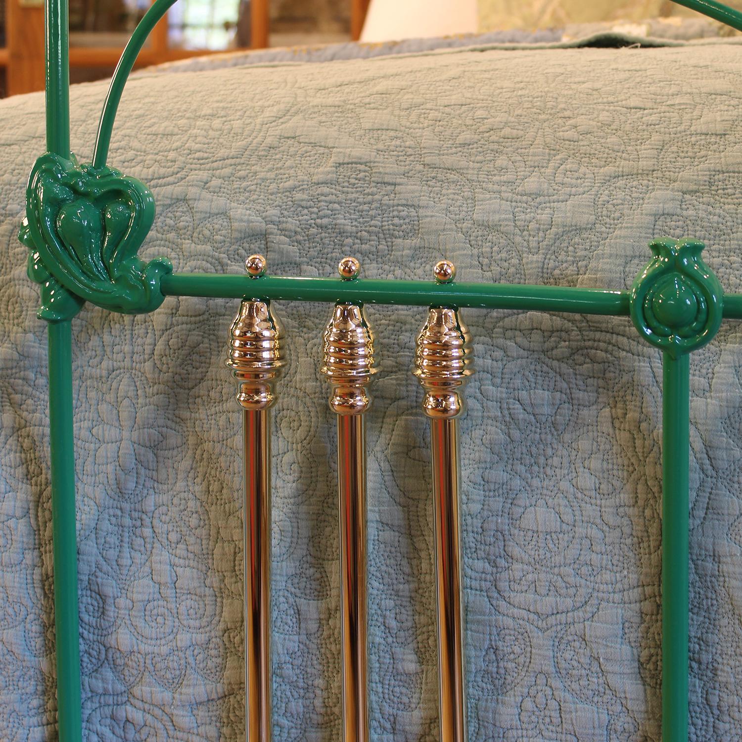 Fin du XIXe siècle Lit antique extra-large en laiton et en fer, vert avec design Artful Greene, MSK90 en vente