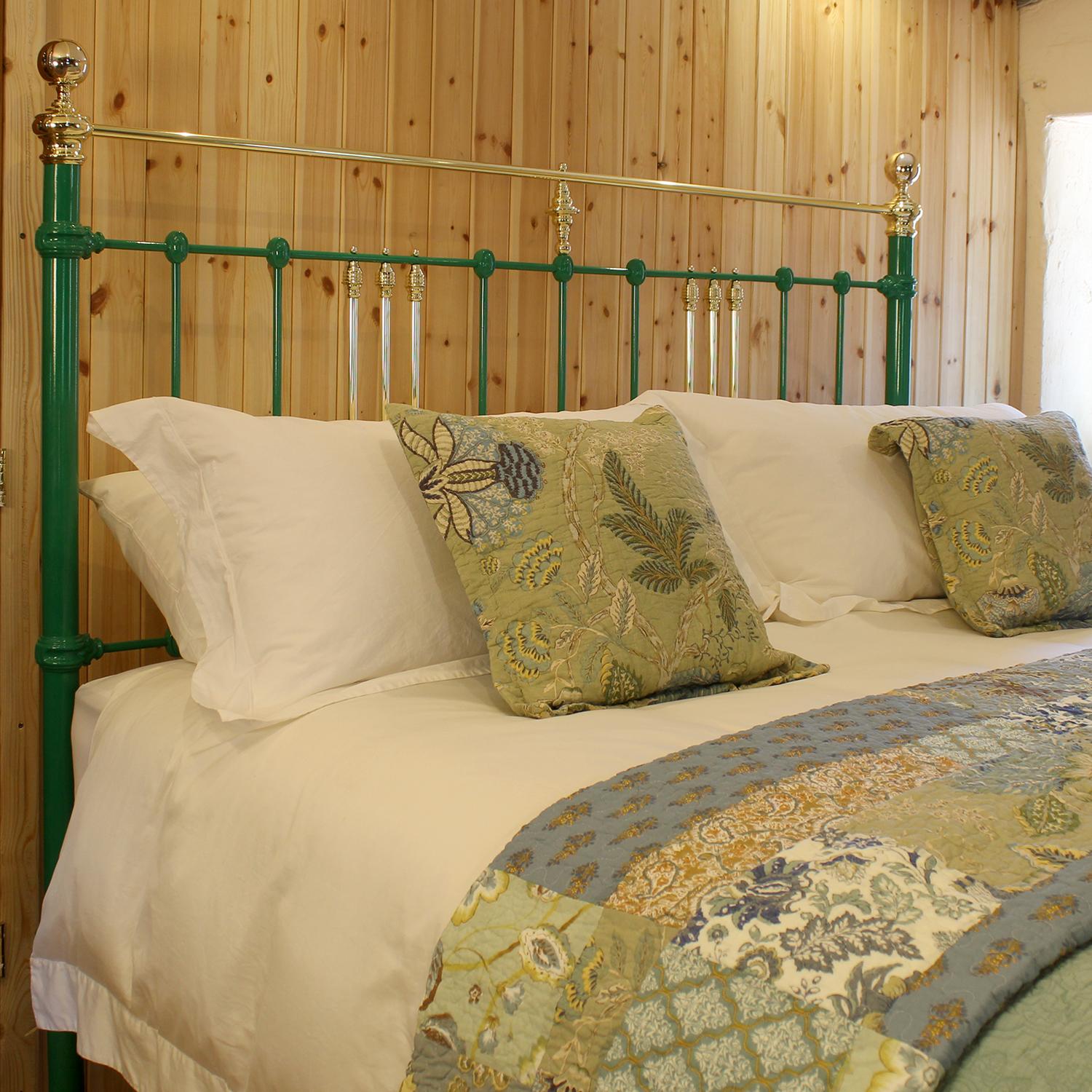 Laiton Lit antique extra-large en laiton et en fer, vert avec design Artful Greene, MSK90 en vente