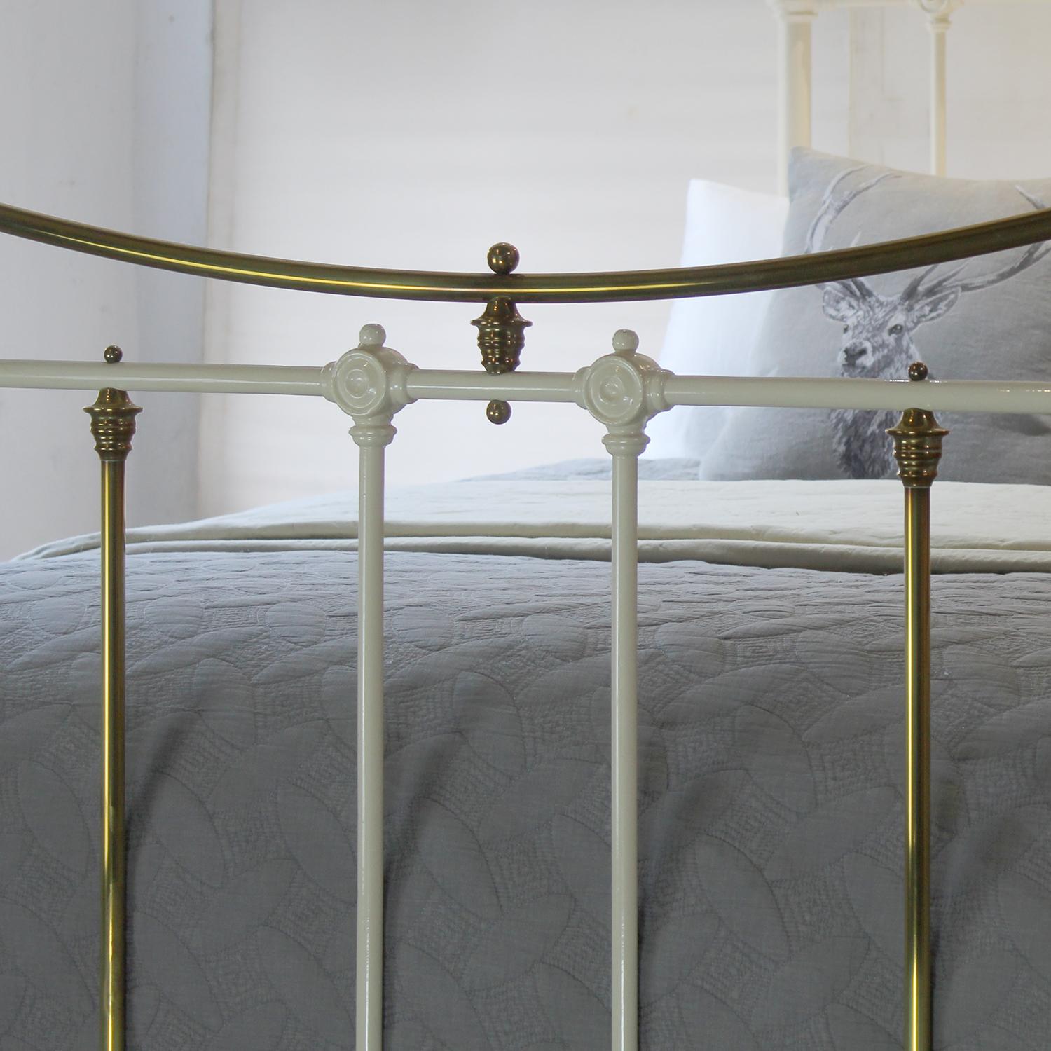 Extra Wide Brass and Iron Bed in Cream, MSK84 In Good Condition In Wrexham, GB