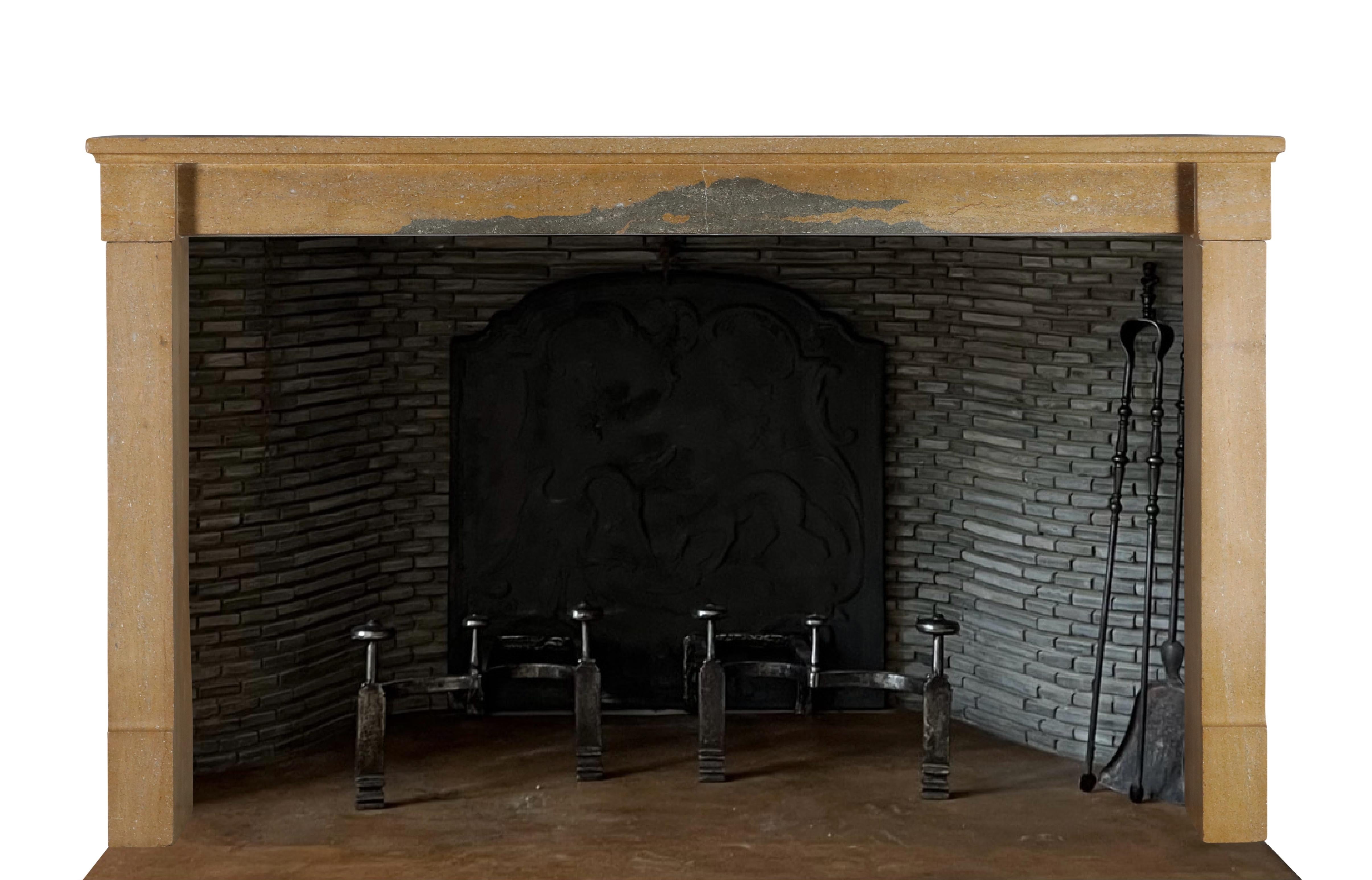 Impresionante marco de chimenea de piedra de diseño minimalista francés Louis philip del siglo XIX.
Esculpida en piedra dura bicolor, presenta variaciones naturales en tonos terrosos que realzan su atractivo histórico.
Este marco de chimenea extra