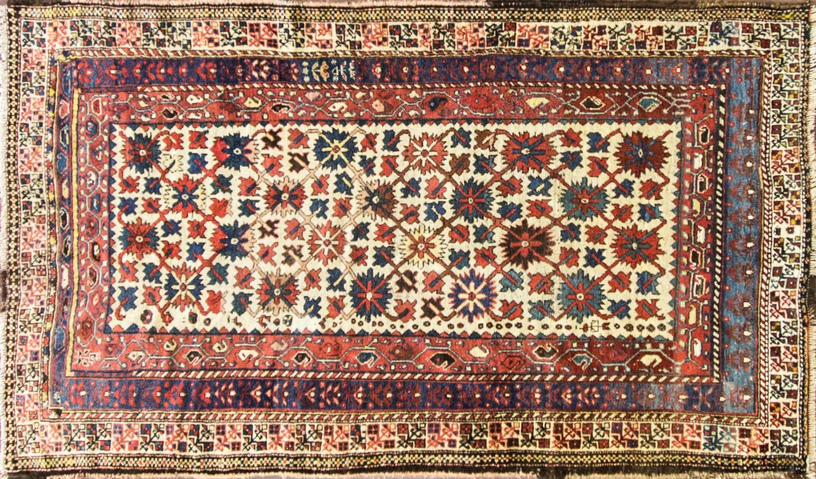 Fine antique Persian Bakhtiari rug, circa 1890 in good condition. Measures: 4' x 7'3