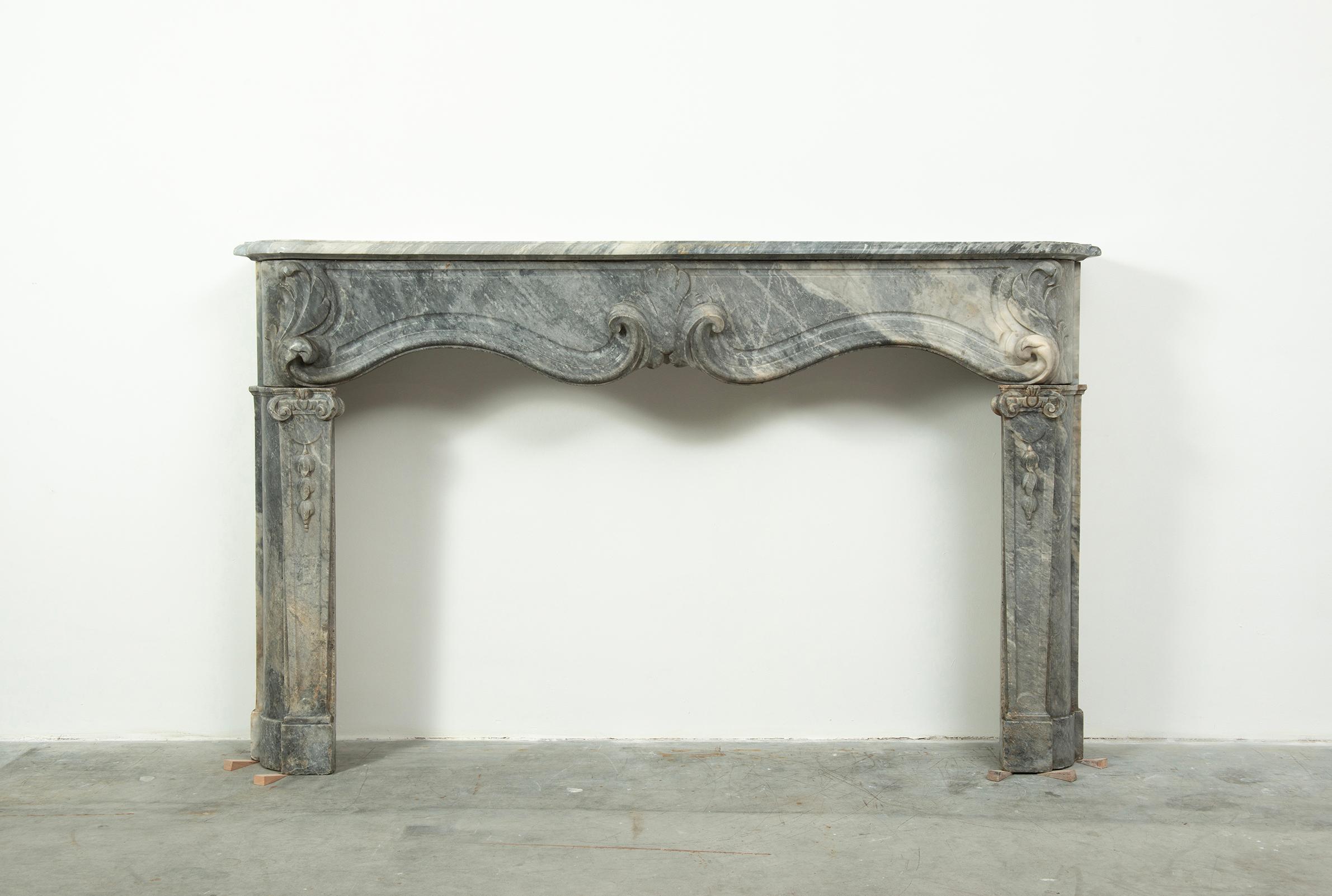 Très heureux d'offrir cette étonnante cheminée française Louis XIV.

La cheminée a été réalisée en marbre gris italien Bardiglio, un marbre aux tons agréables qui présente des zones plus claires et des veines impressionnantes.

L'étagère en
