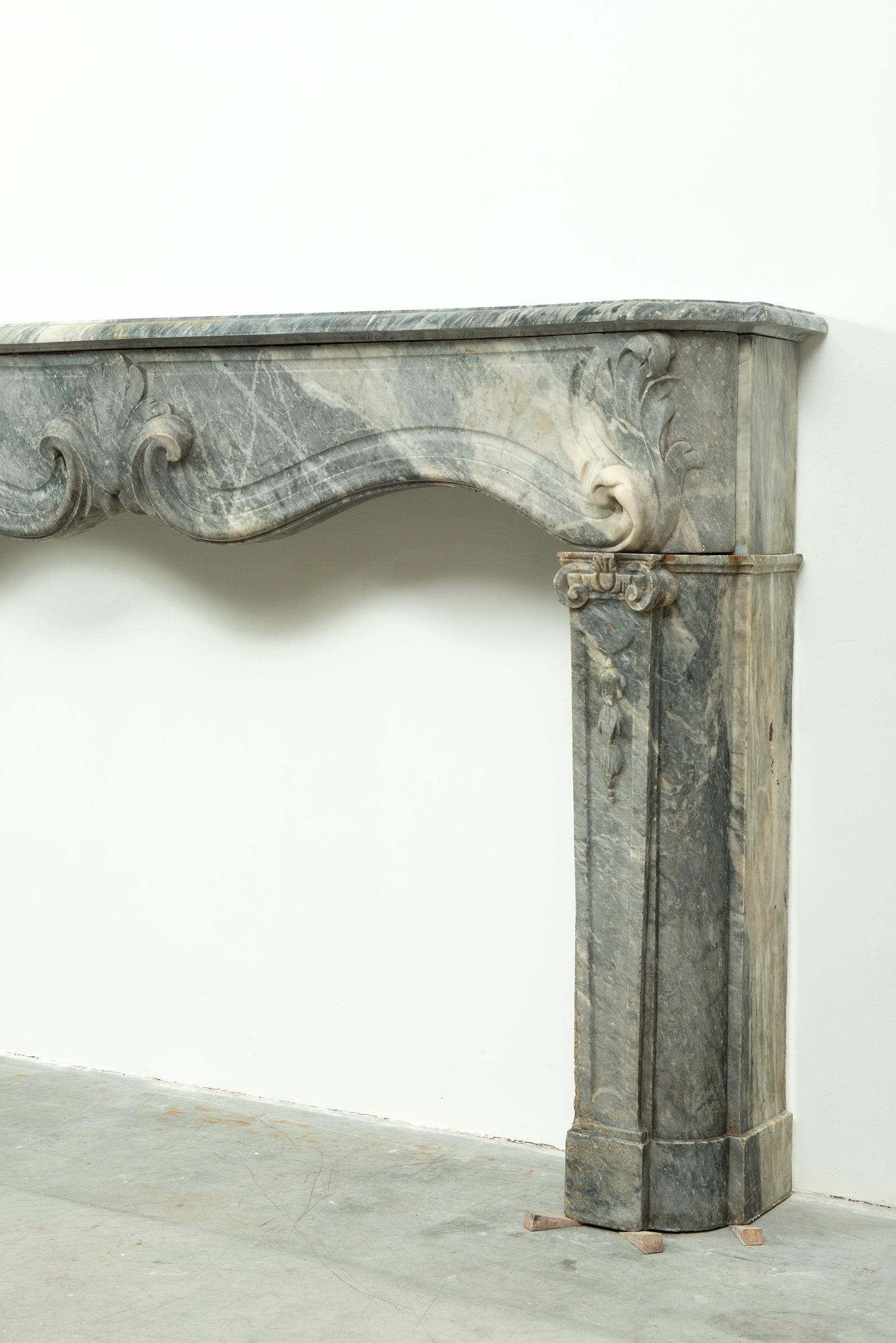Sculpté Extraordinaire chemine franaise de style Louis XIV en vente