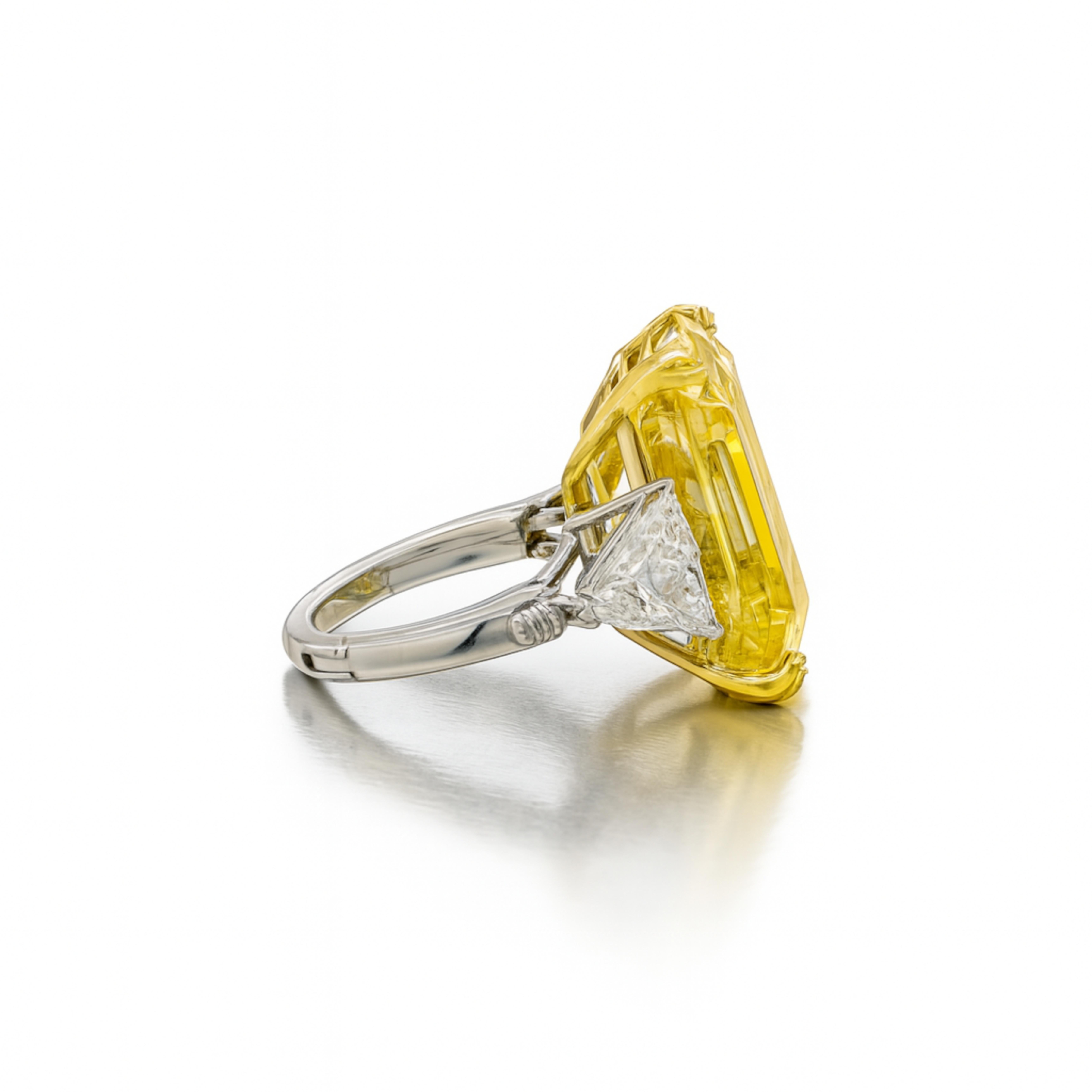 Außergewöhnlicher 17,88 Karat Fancy Yellow Diamond Ring
Ein Meisterwerk an Proportion, Farbe und Brillanz.

Im Mittelpunkt dieser außergewöhnlichen Kreation steht ein GIA-zertifizierter 17,88-Karat-Diamant im Fancy Yellow Smaragdschliff, der ein