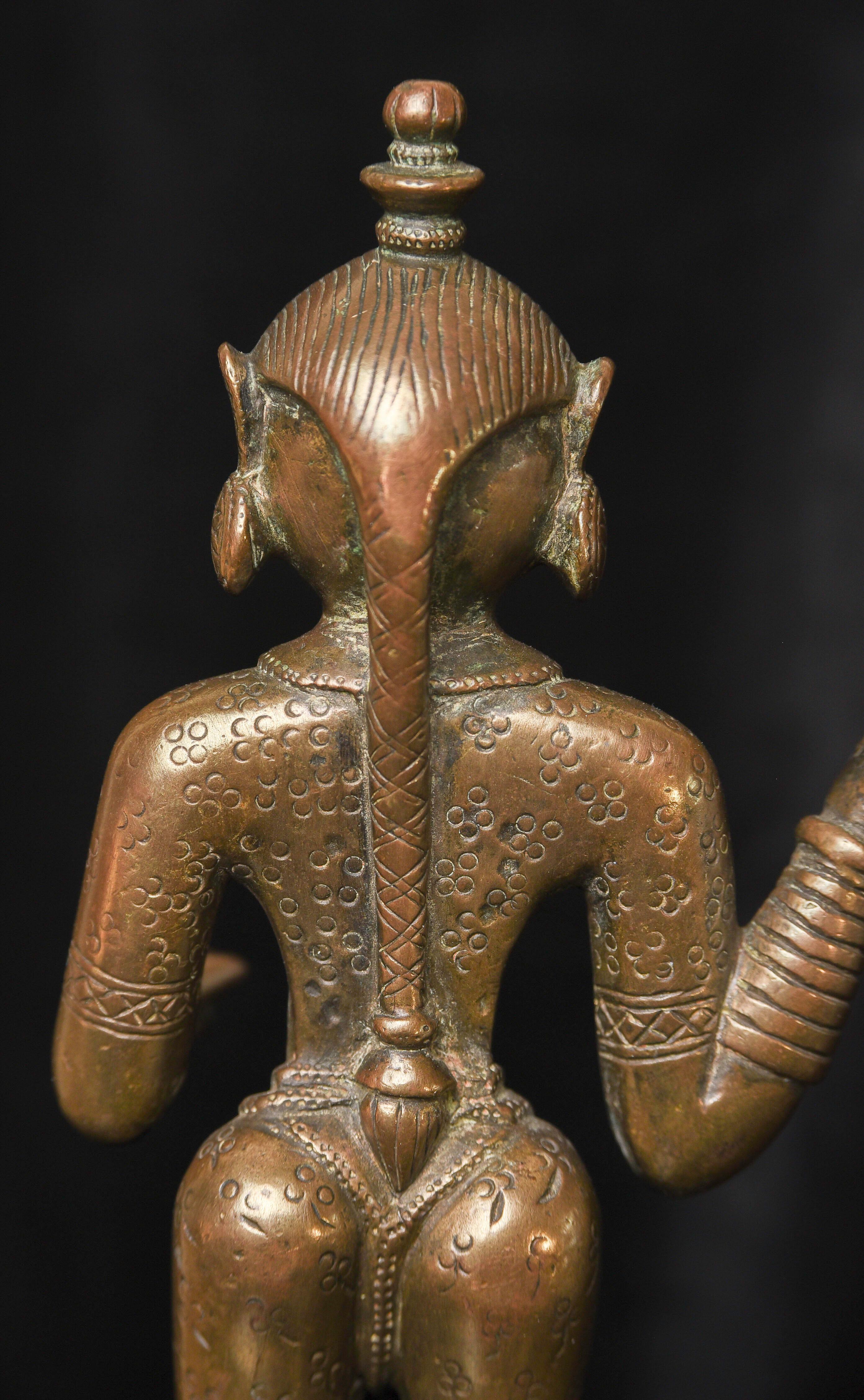 Extraordinaire déesse indienne en bronze du 18e siècle - Faisant partie d'origine d'une grande lampe à huile, 9721 en vente 6