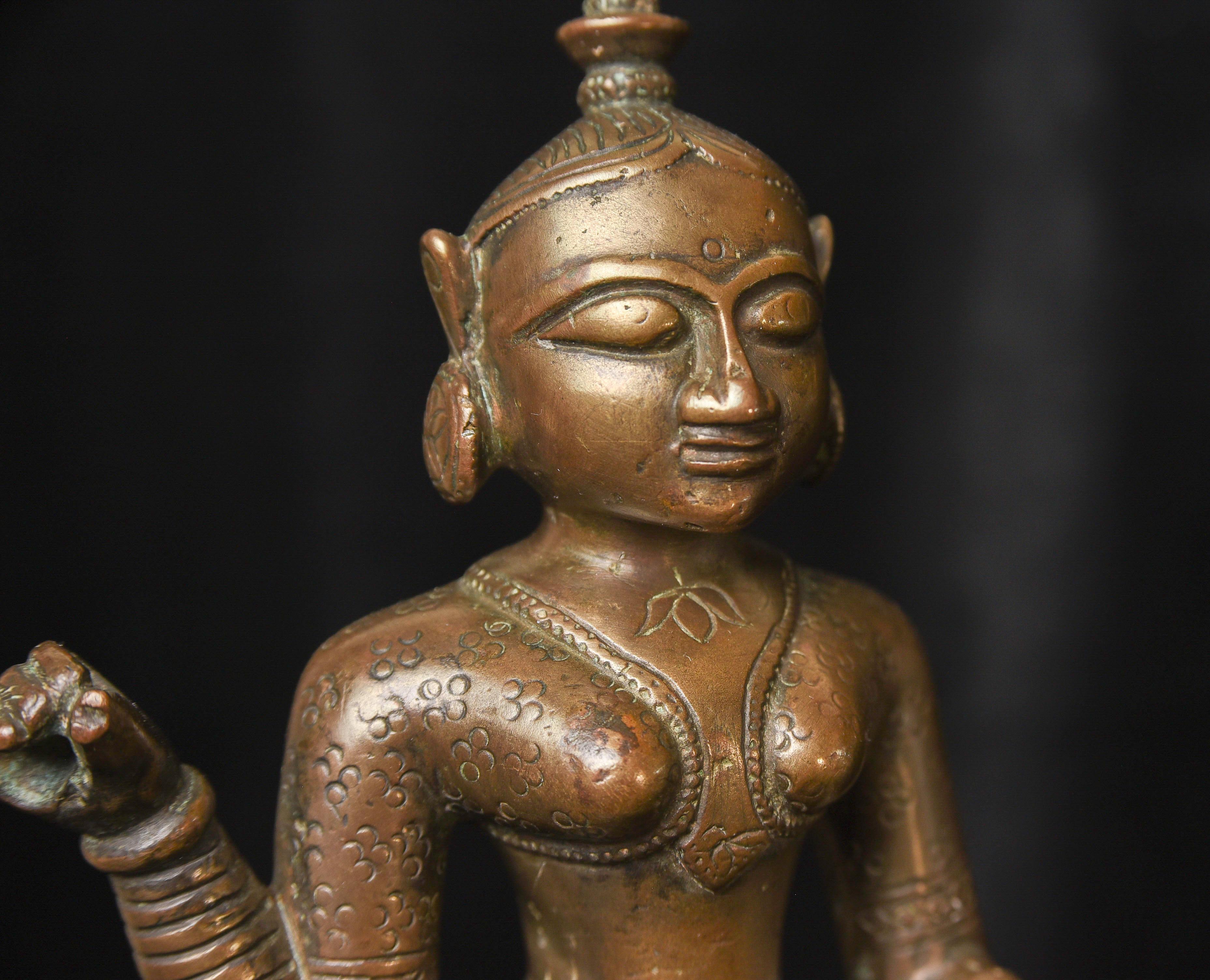 Extraordinaire déesse indienne en bronze du 18e siècle - Faisant partie d'origine d'une grande lampe à huile, 9721 en vente 10