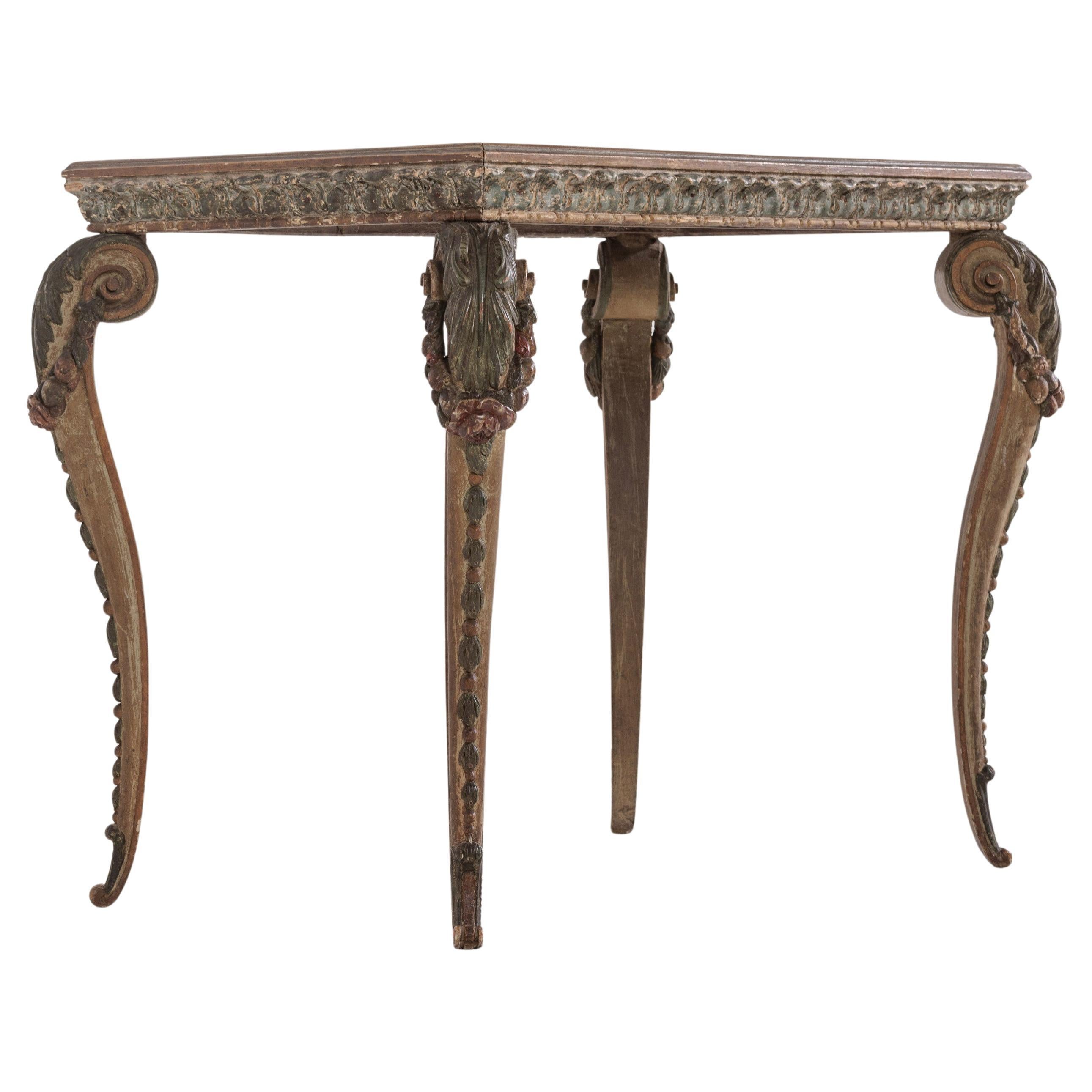 Remarquable table peinte du XVIIIe siècle aux pieds en volutes en vente