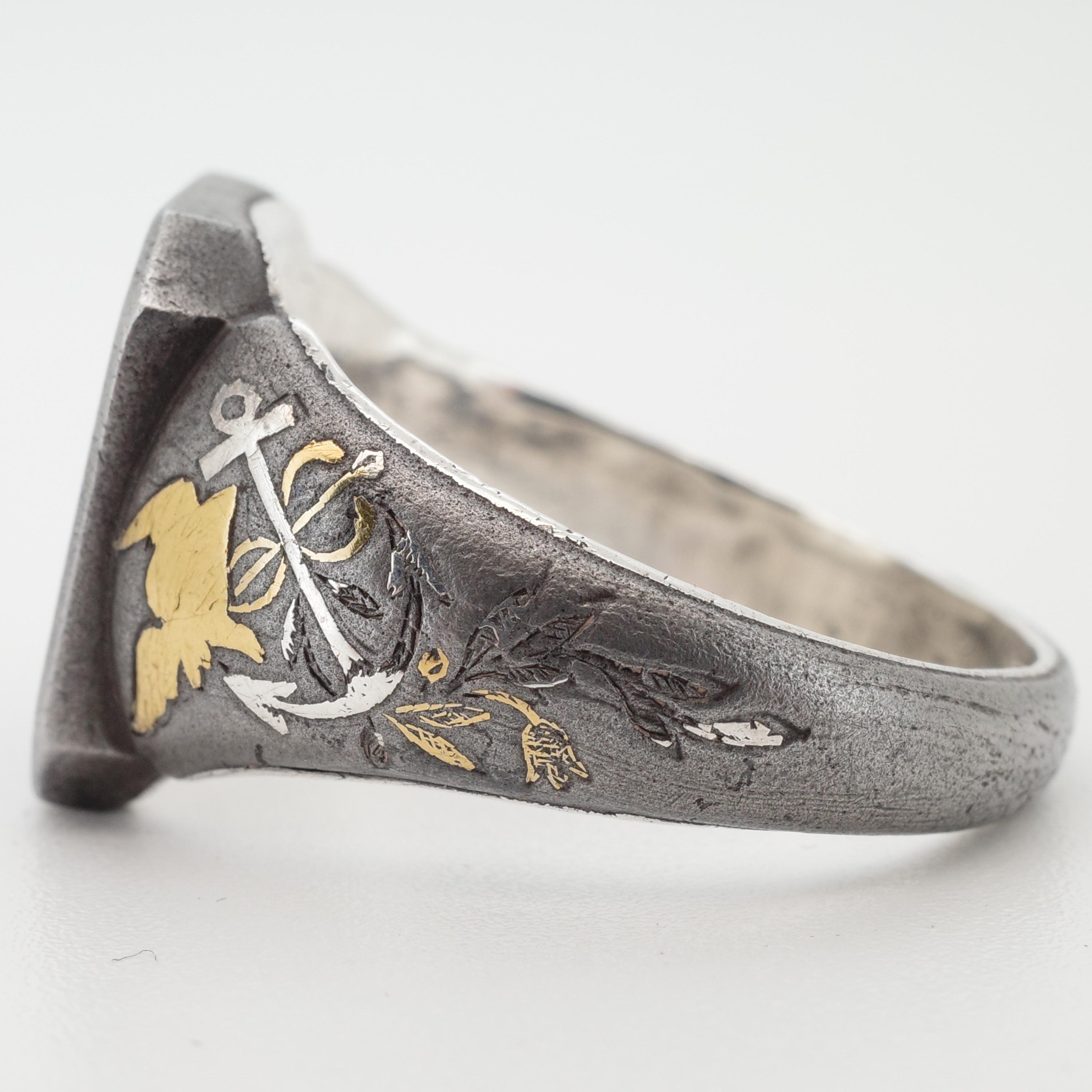 Straordinario anello con sigillo da uomo appreso in acciaio, oro e argento del XVIII secolo in vendita 5