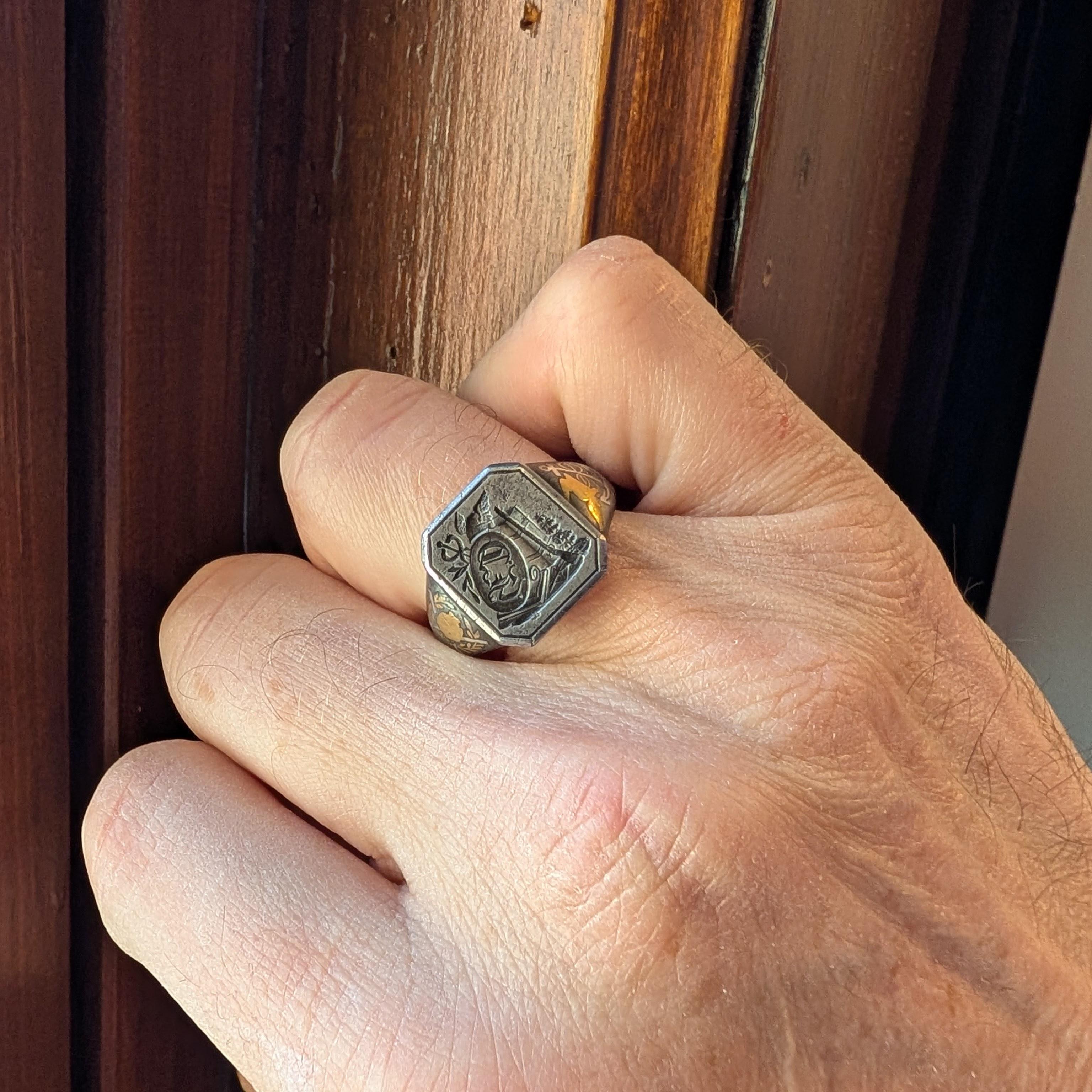 Straordinario anello con sigillo da uomo appreso in acciaio, oro e argento del XVIII secolo in vendita 11