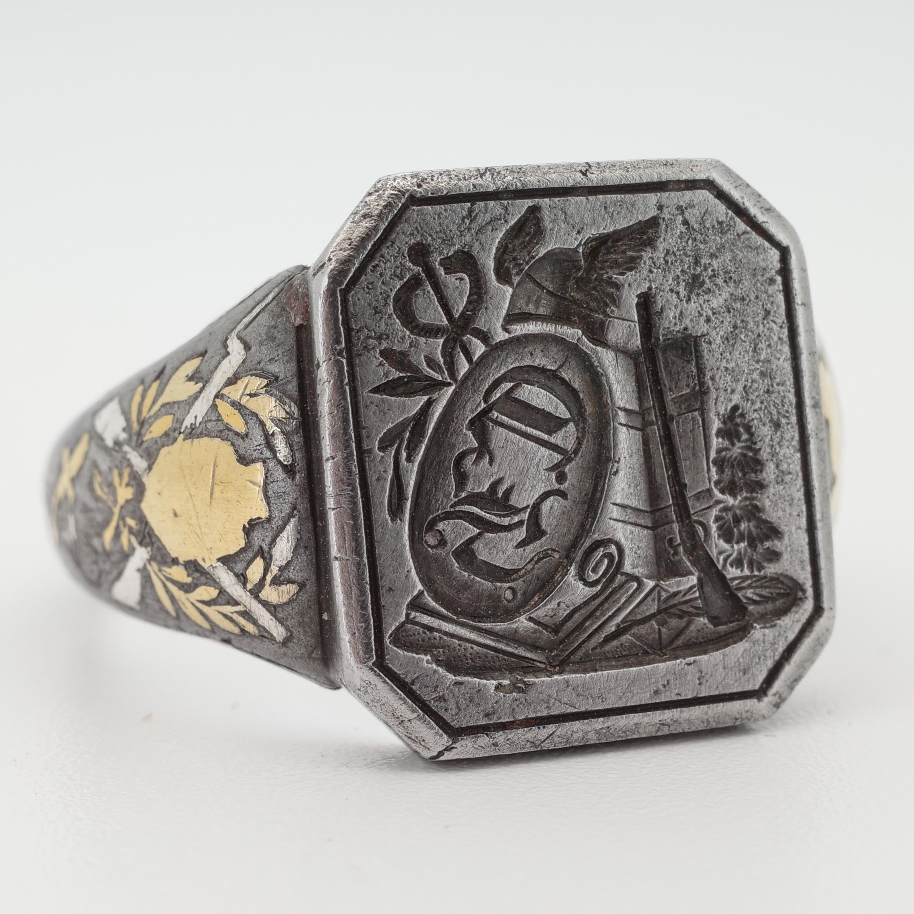 Capolavoro dell'artigianato europeo, questo spettacolare anello con sigillo in metallo misto del XVIII secolo rappresenta la categoria più rara di gioielli da uomo: un anello con sigillo da uomo colto completamente inciso, realizzato in acciaio con