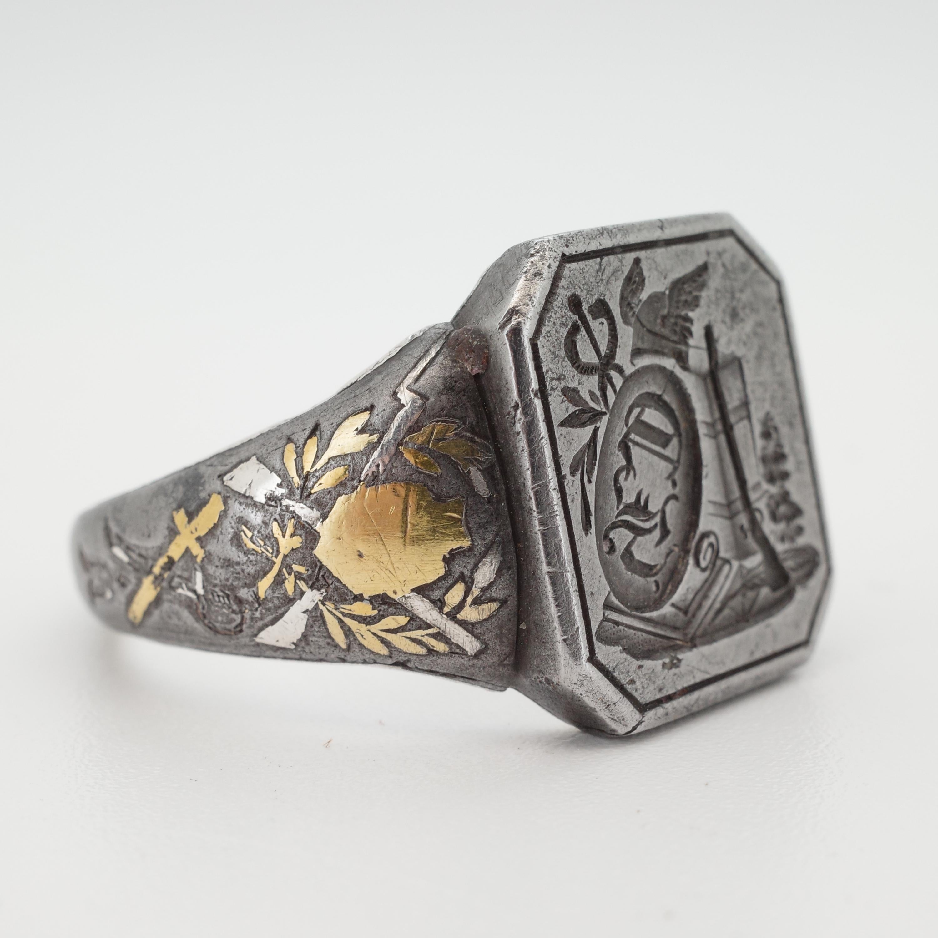 Straordinario anello con sigillo da uomo appreso in acciaio, oro e argento del XVIII secolo In condizioni ottime in vendita a Northampton, MA