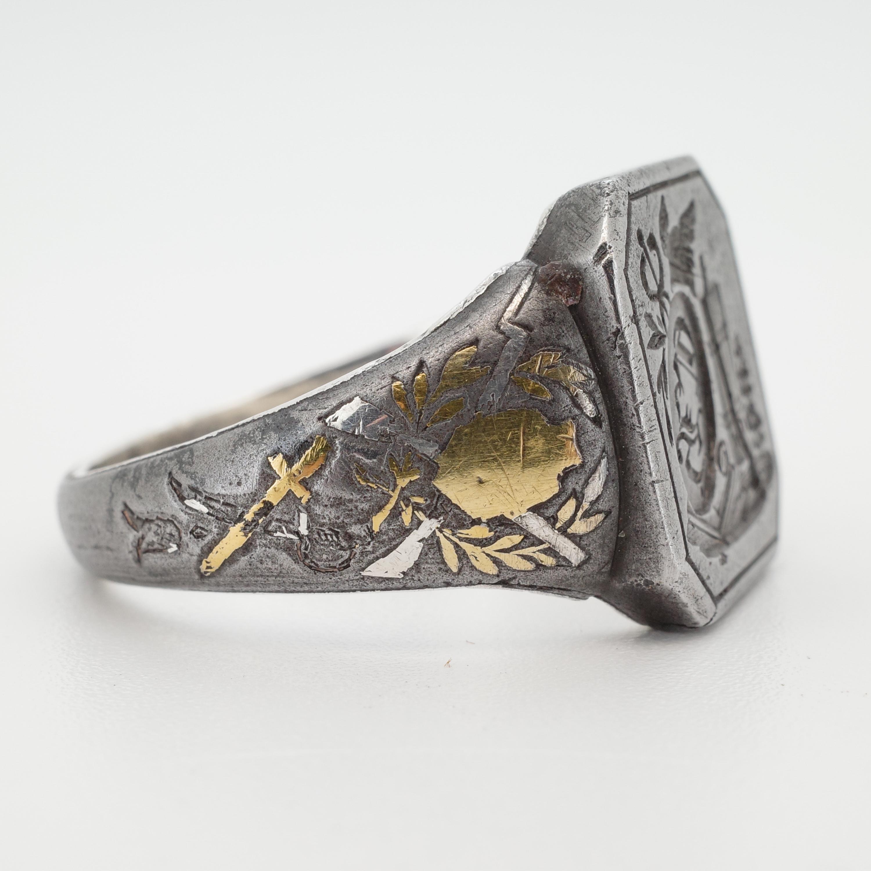 da uomo o donna Straordinario anello con sigillo da uomo appreso in acciaio, oro e argento del XVIII secolo in vendita