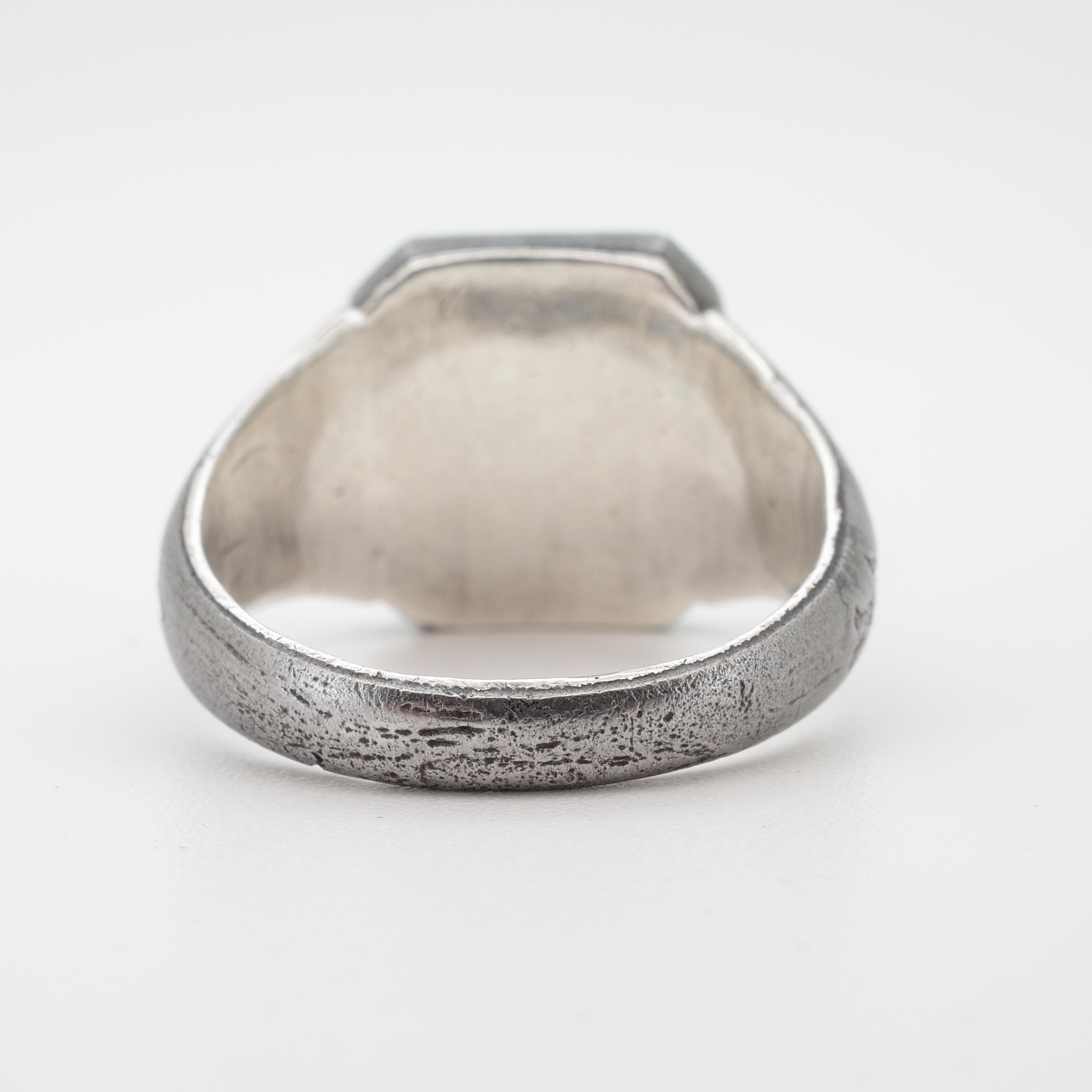 Straordinario anello con sigillo da uomo appreso in acciaio, oro e argento del XVIII secolo in vendita 2