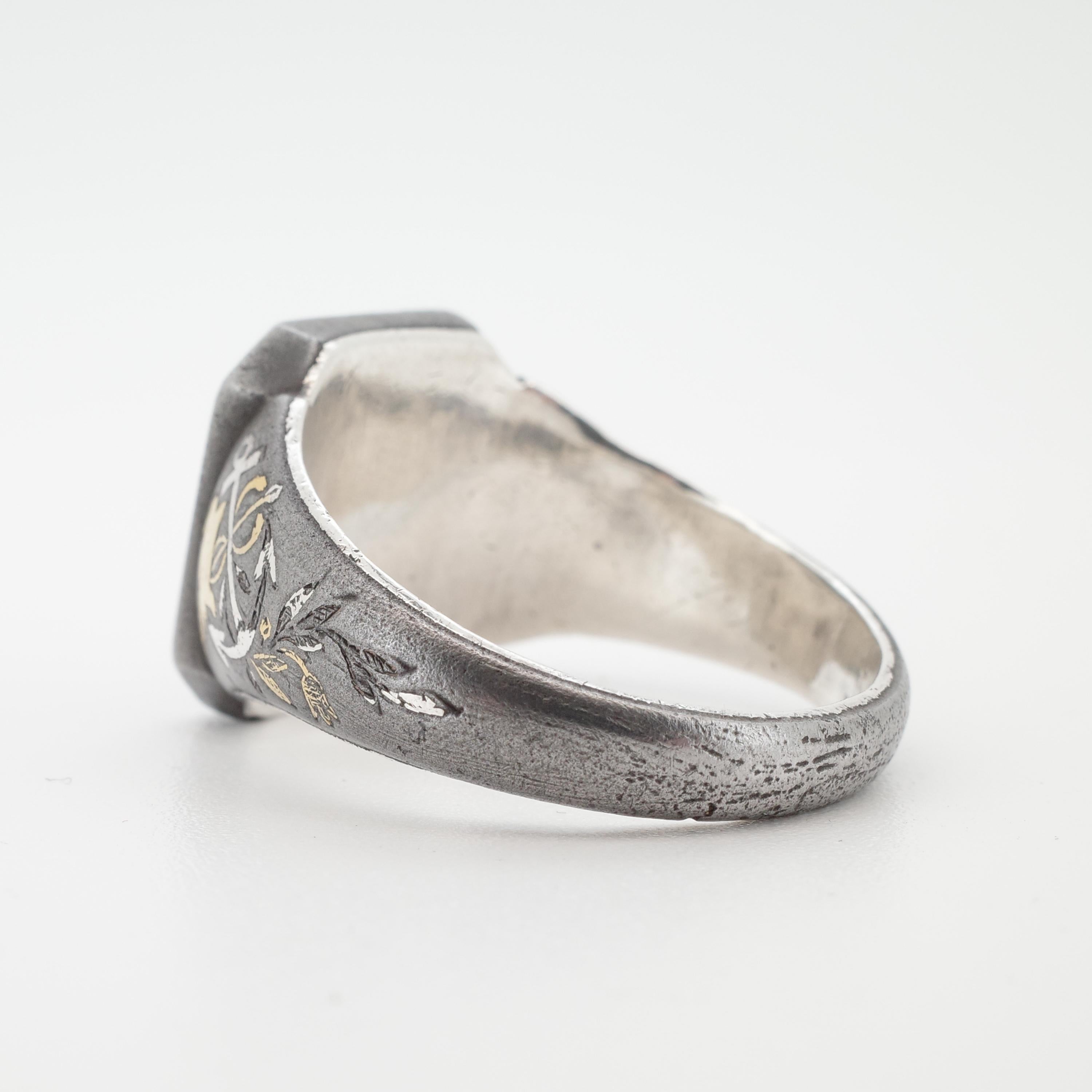 Straordinario anello con sigillo da uomo appreso in acciaio, oro e argento del XVIII secolo in vendita 3