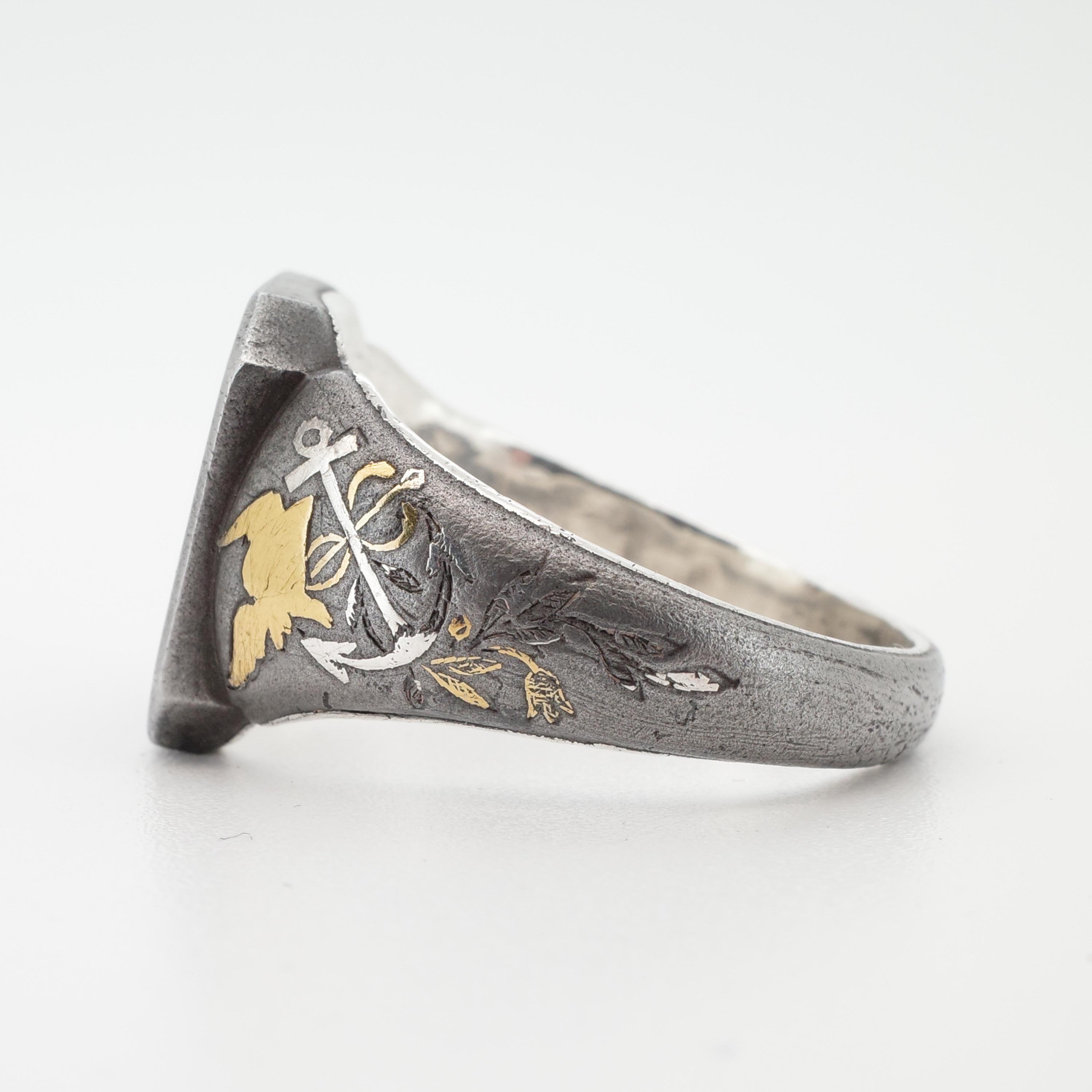 Straordinario anello con sigillo da uomo appreso in acciaio, oro e argento del XVIII secolo in vendita 4