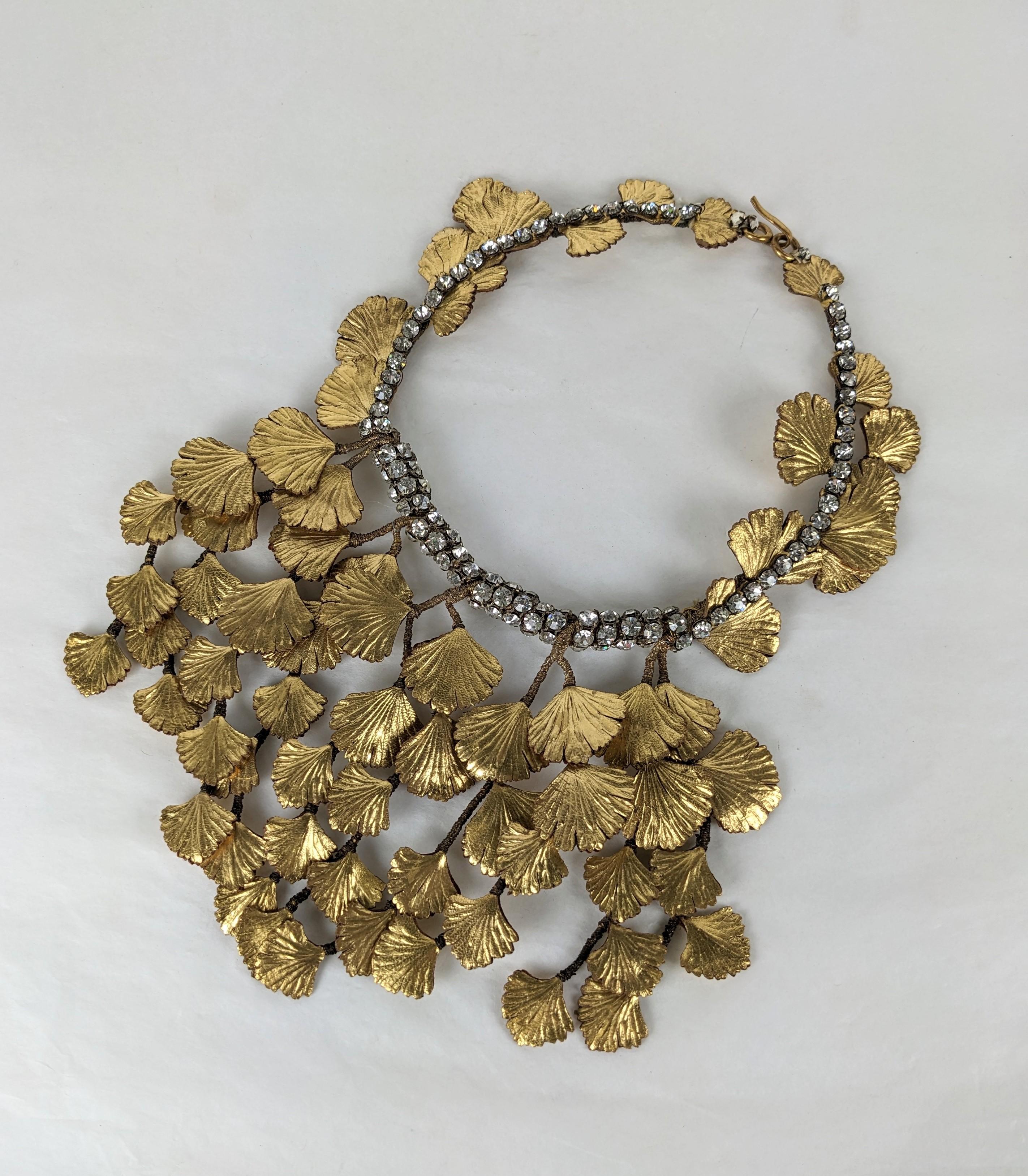 Straordinario bavaglino Haute Couture in pelle Gingko degli anni '30 con paste e lingotti d'oro di origine francese. Designer sconosciuto, completamente fatto a mano. Foglie di gingko in pelle dorata cadono da rami avvolti a mano in sottili orpelli
