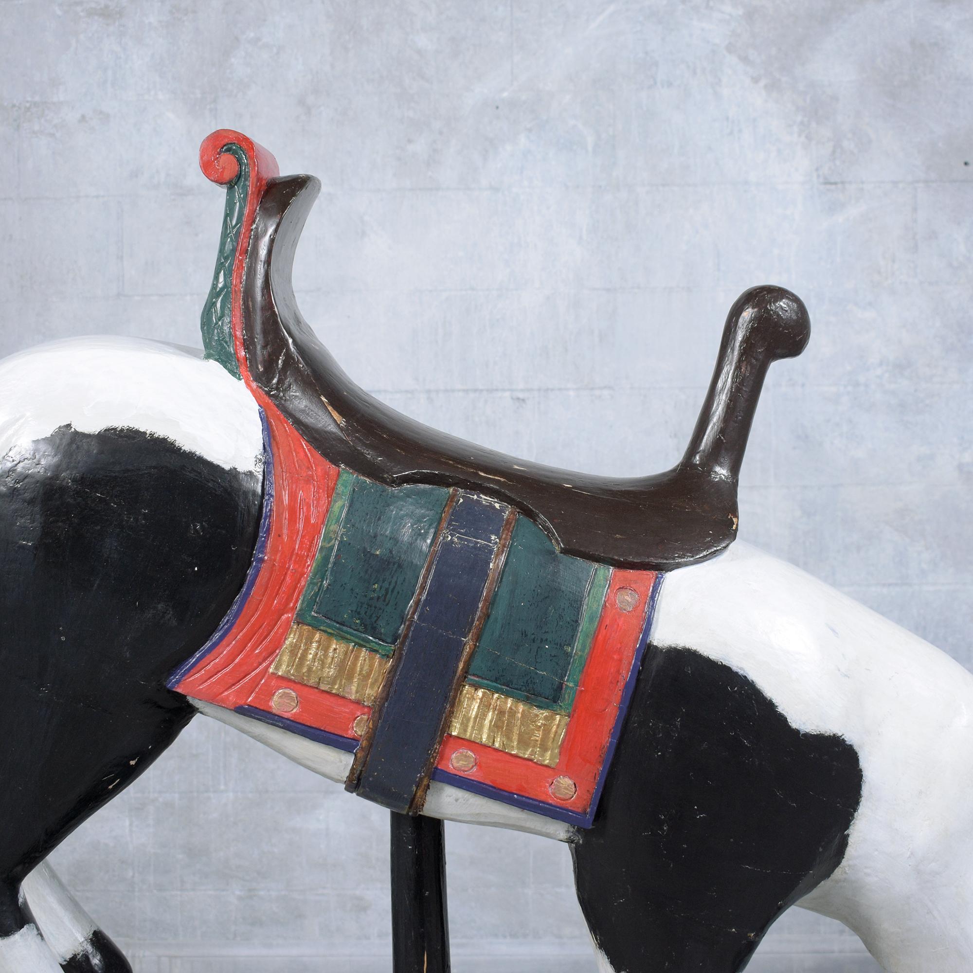 Handgefertigtes Karussellpferd im Vintage-Stil der 1930er Jahre: Ein restauriertes Meisterwerk aus Holz im Angebot 4