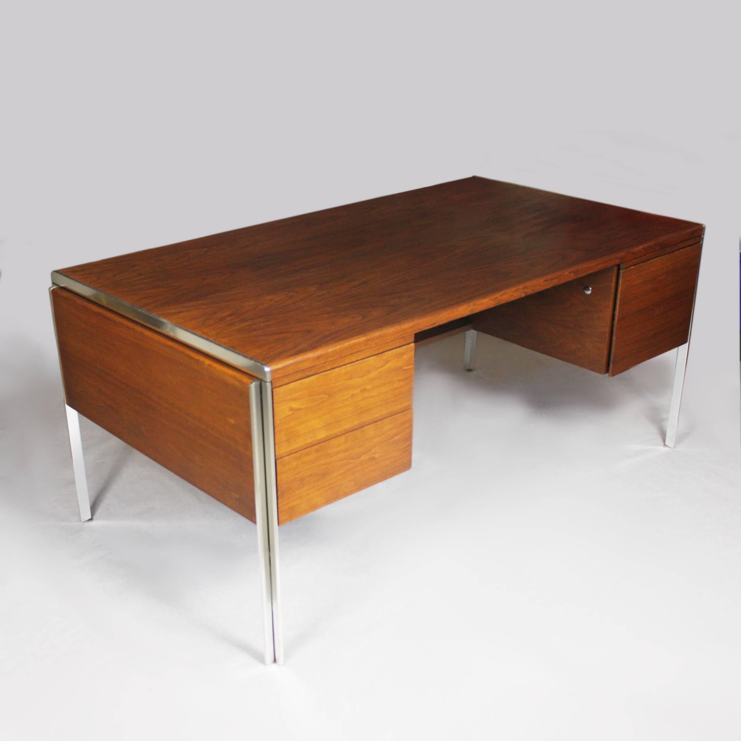 This wonderful Mid-Century Modern desk by Stow Davis has everything going for it. With its beautifully clean lines and touch of polished aluminium accents, this desk is the epitome of 1970s chic. Whether you use it in your home or office, this