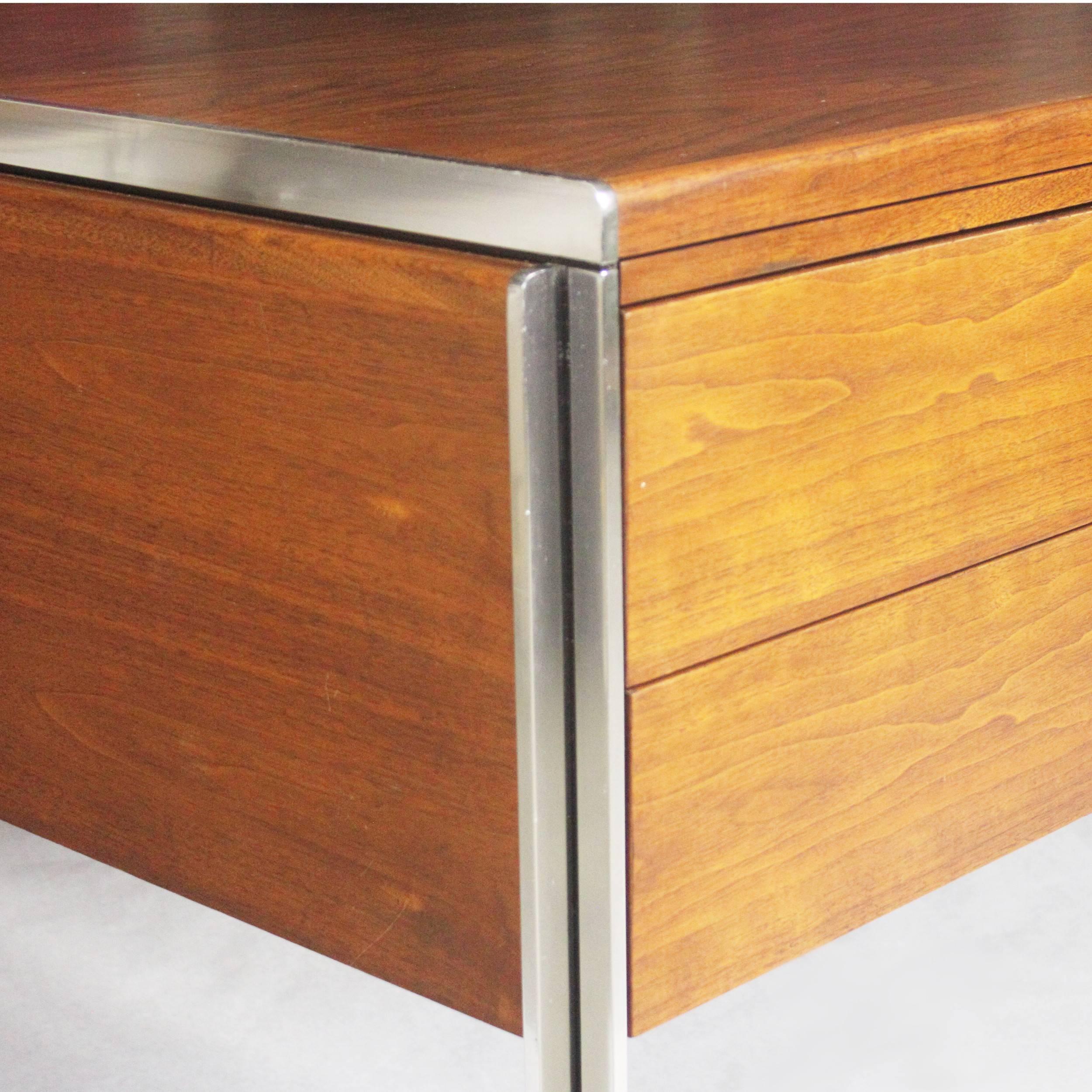 Late 20th Century Extraordinary 1970s Mid-Century Modern Walnut and Aluminium Desk by Stow Davis