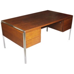 Extraordinaire bureau moderne du milieu du siècle des années 1970 en noyer et aluminium par Stow Davis