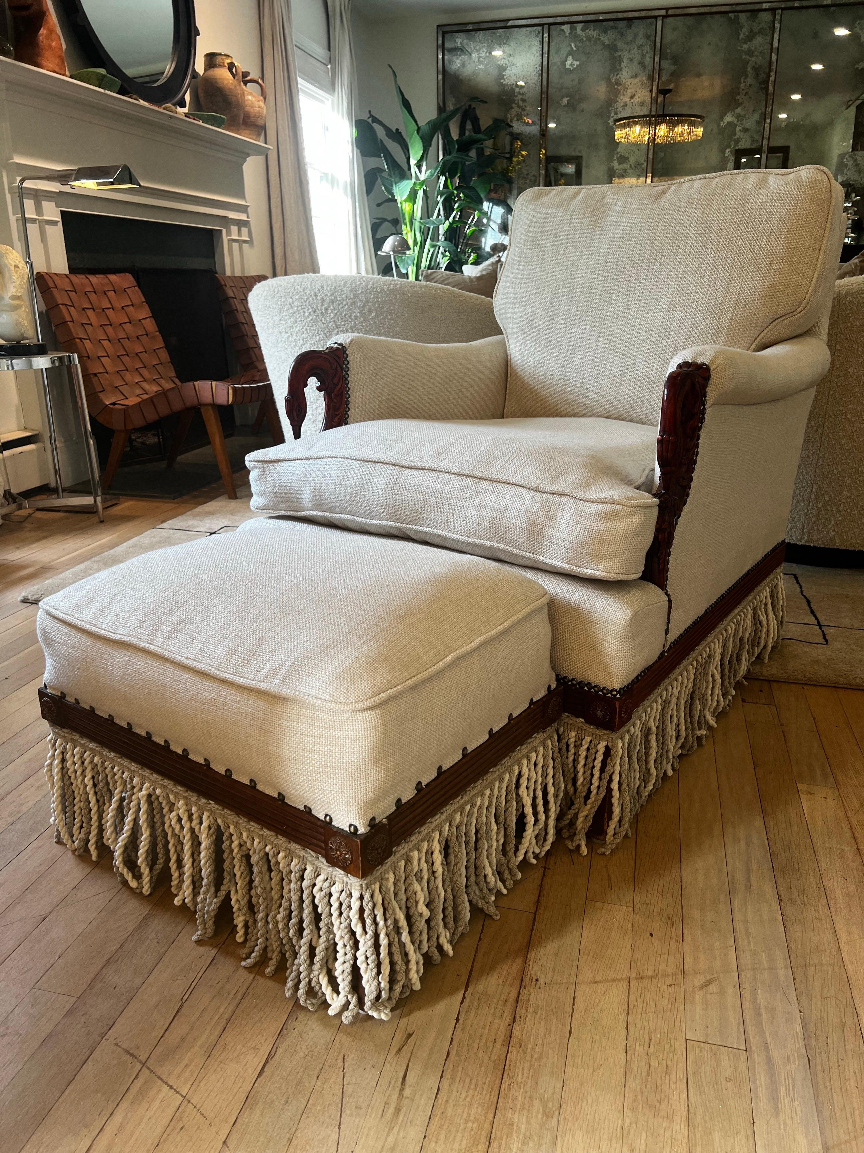 Splendida sedia antica da club/biblioteca con pouf. Rivestito in misto lino bianco crema.  Ha mantenuto il pad originale in crine di cavallo.

Finiture in mogano intagliato con dettagli di uccelli sui bracci.  L'ottomana presenta gli stessi dettagli