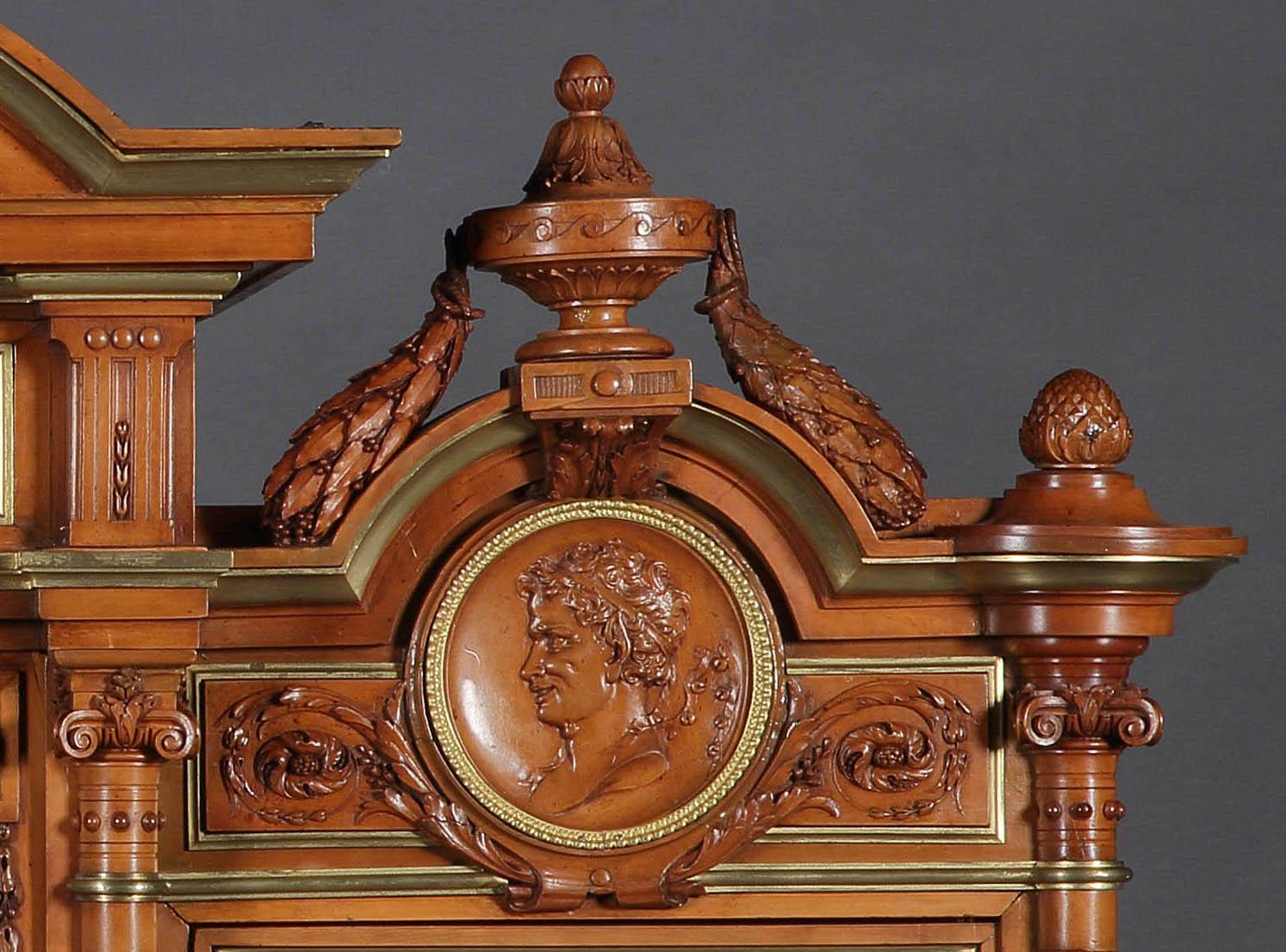 Außergewöhnlicher geschnitzter Schrank aus dem 19. Jahrhundert von Maison Guret aus Paris (Napoleon III.) im Angebot
