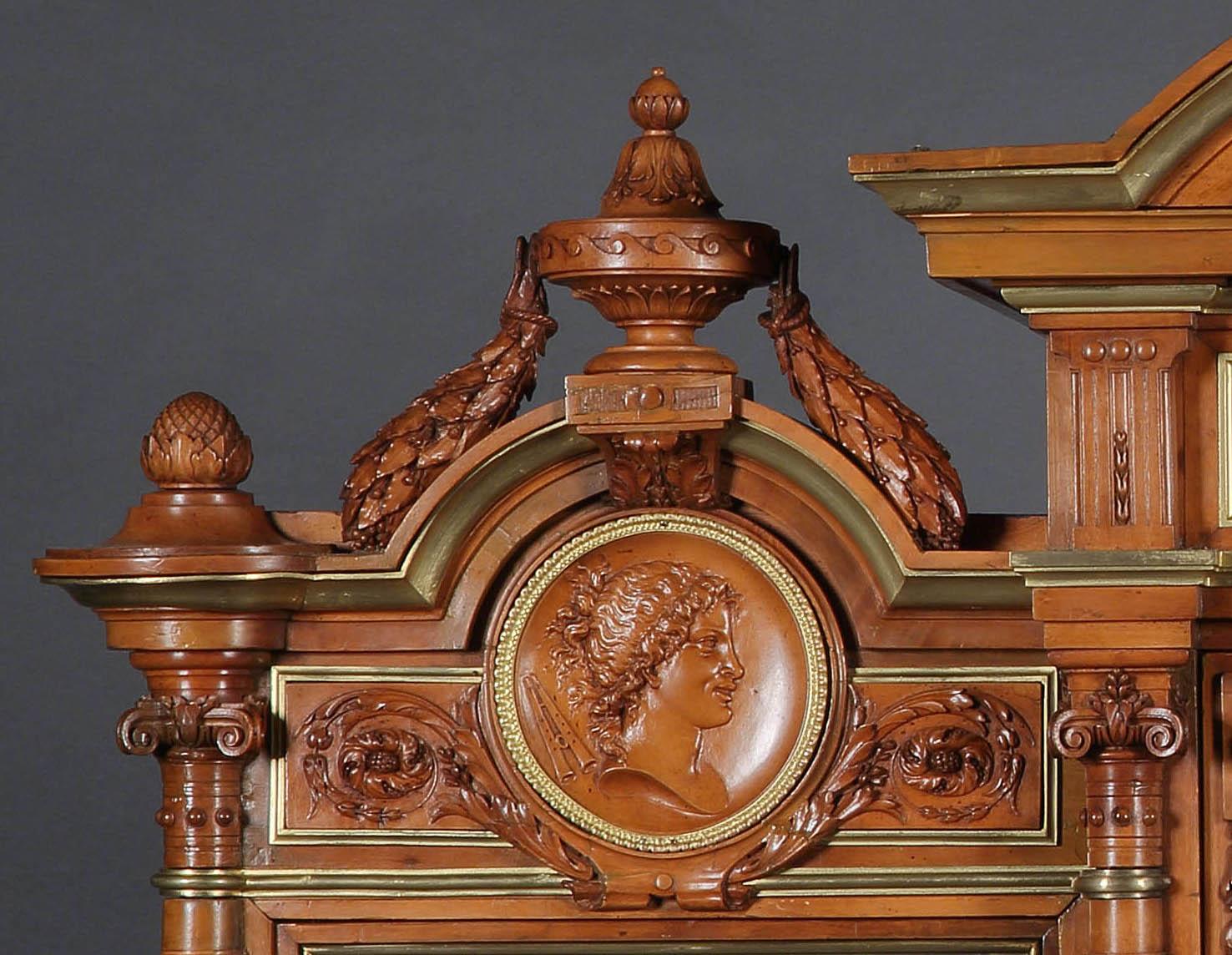 Außergewöhnlicher geschnitzter Schrank aus dem 19. Jahrhundert von Maison Guret aus Paris (Französisch) im Angebot
